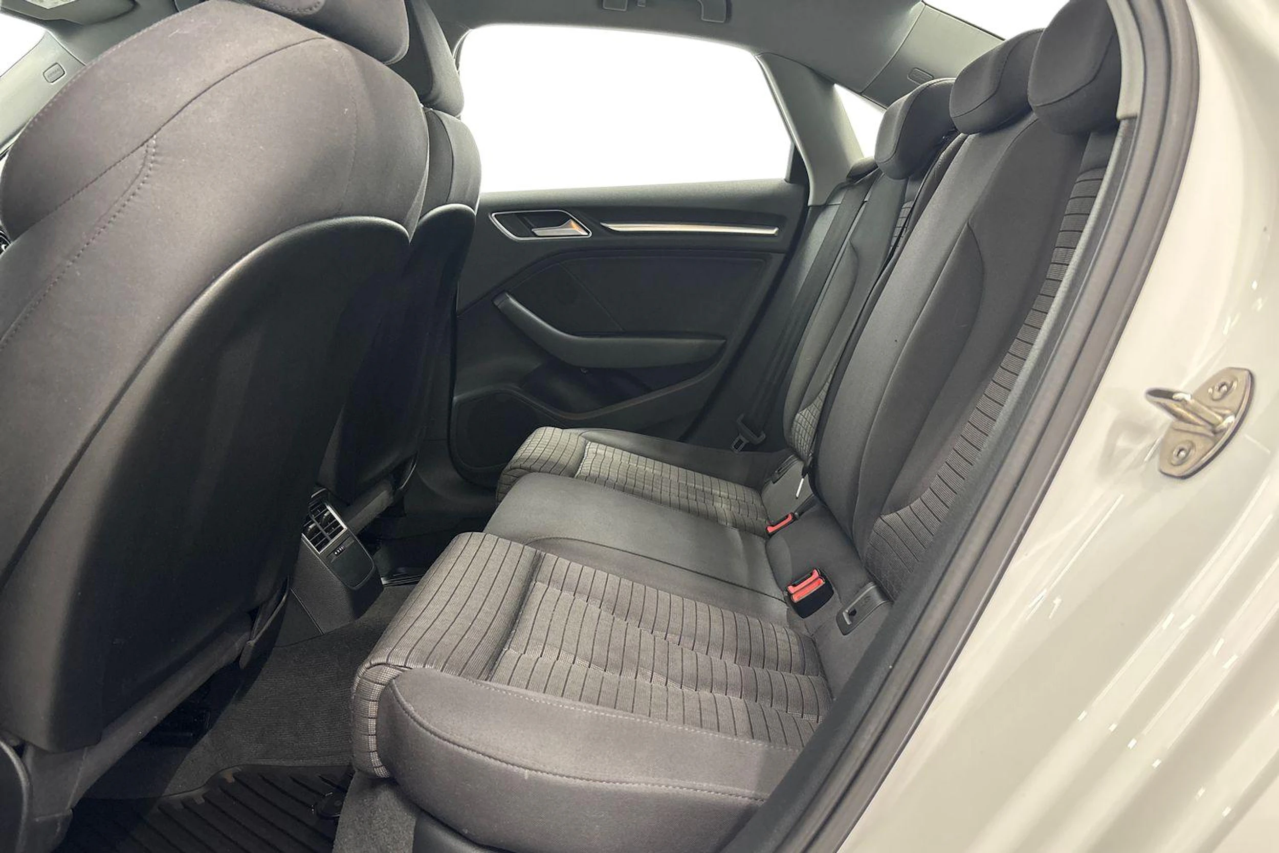 valkoinen Audi A3 2018 kuva 8.