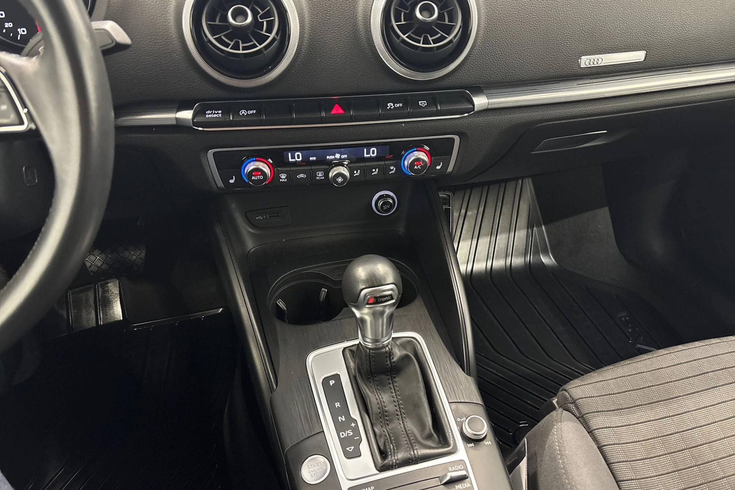 valkoinen Audi A3 2018 kuva 17.