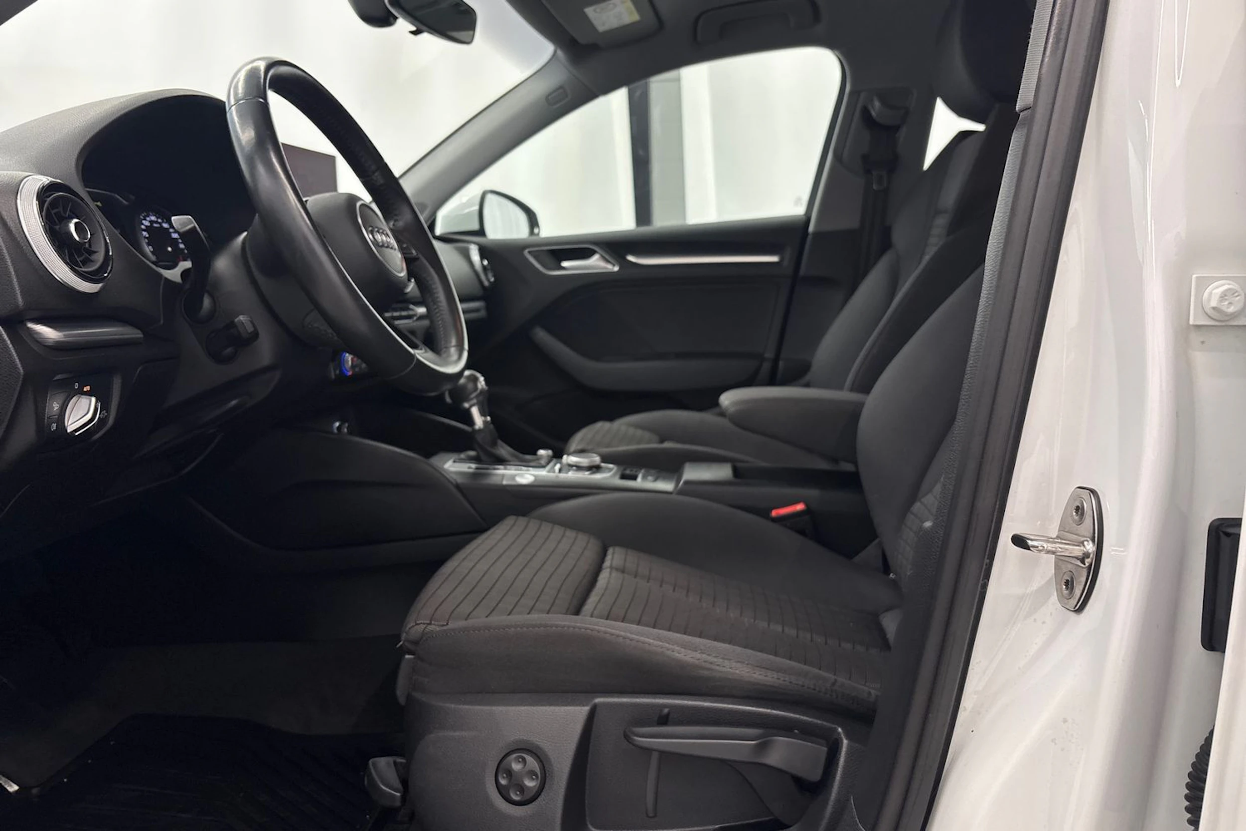 valkoinen Audi A3 2018 kuva 18.