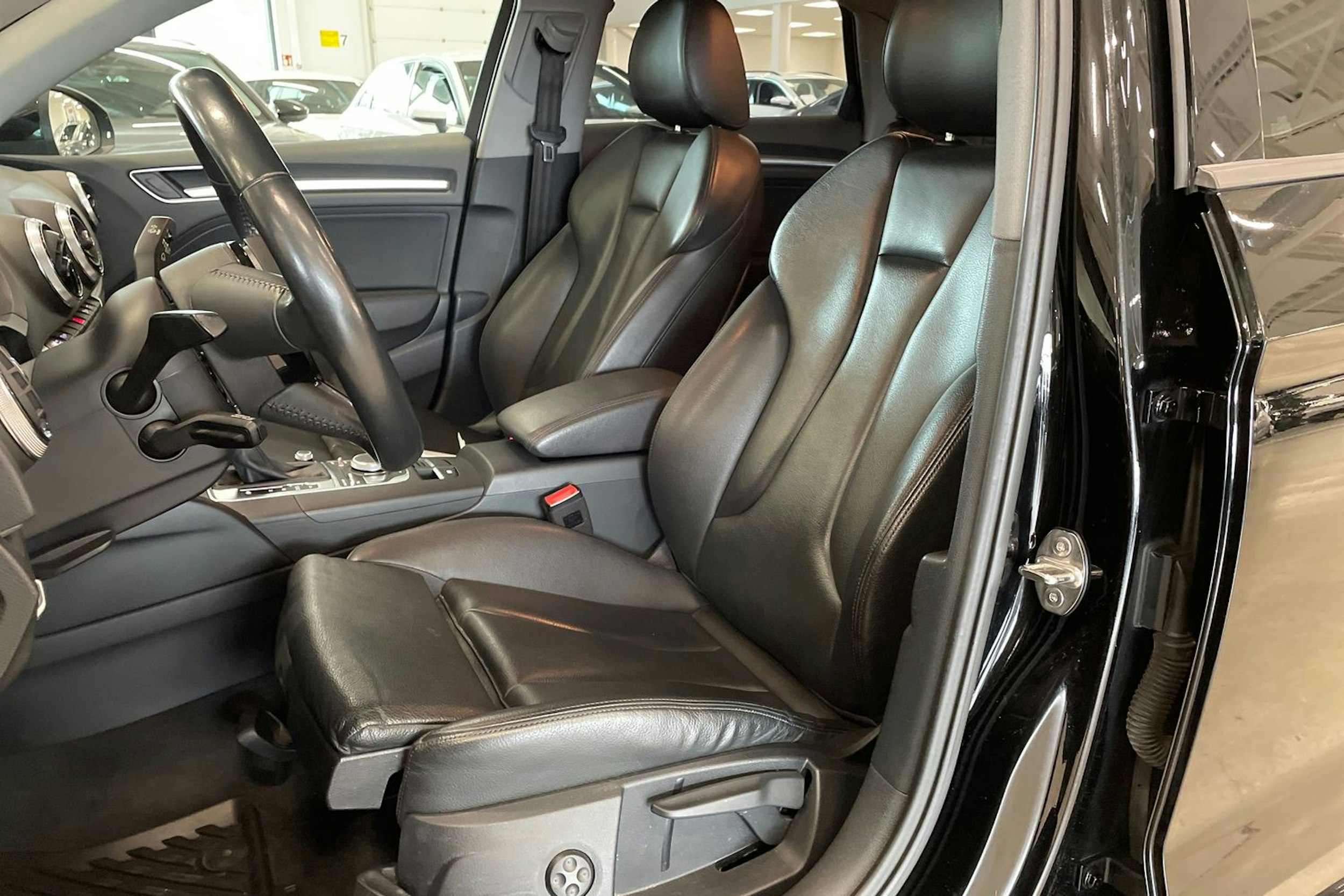 musta Audi A3 2018 kuva 14.