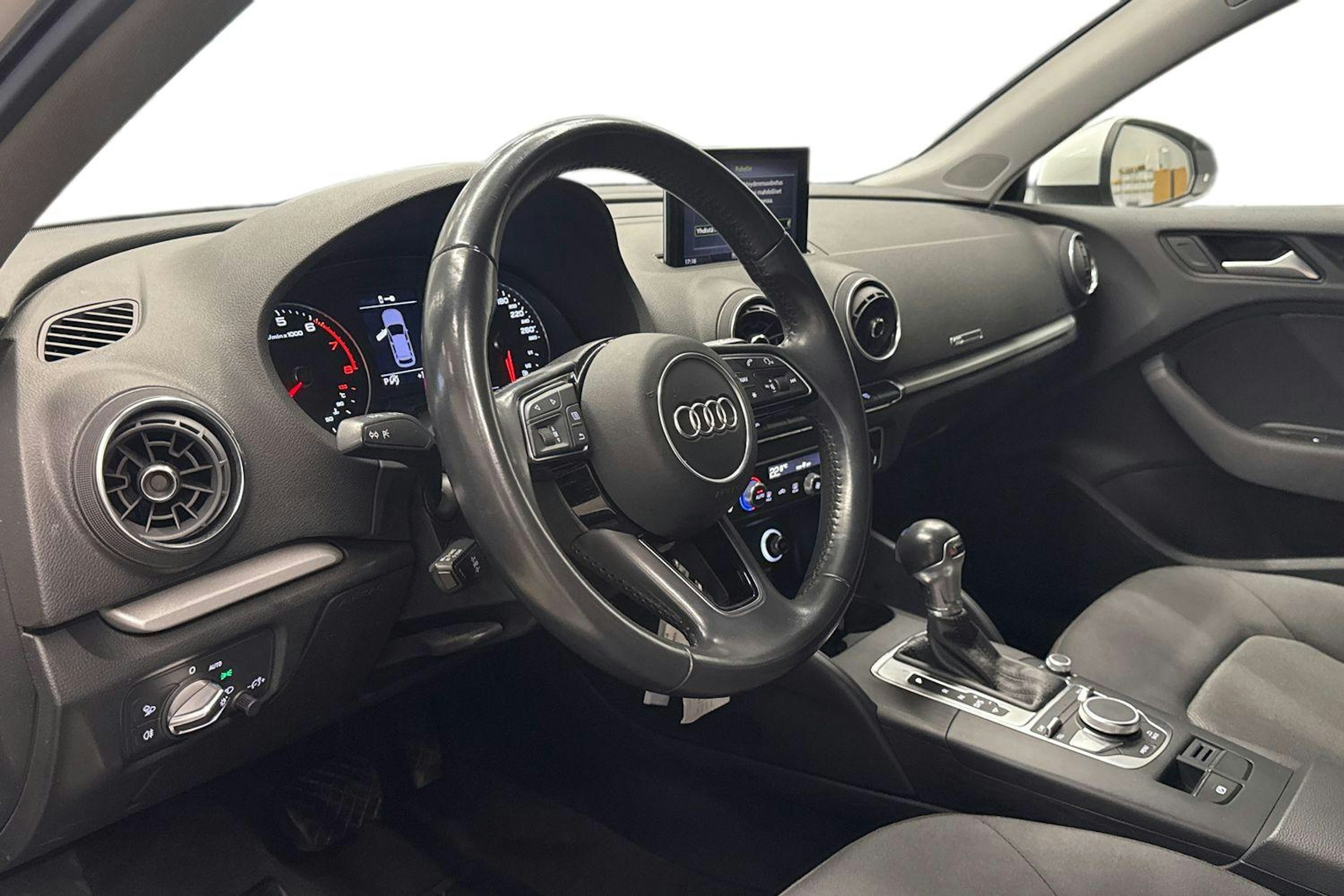 valkoinen Audi A3 2018 kuva 6.