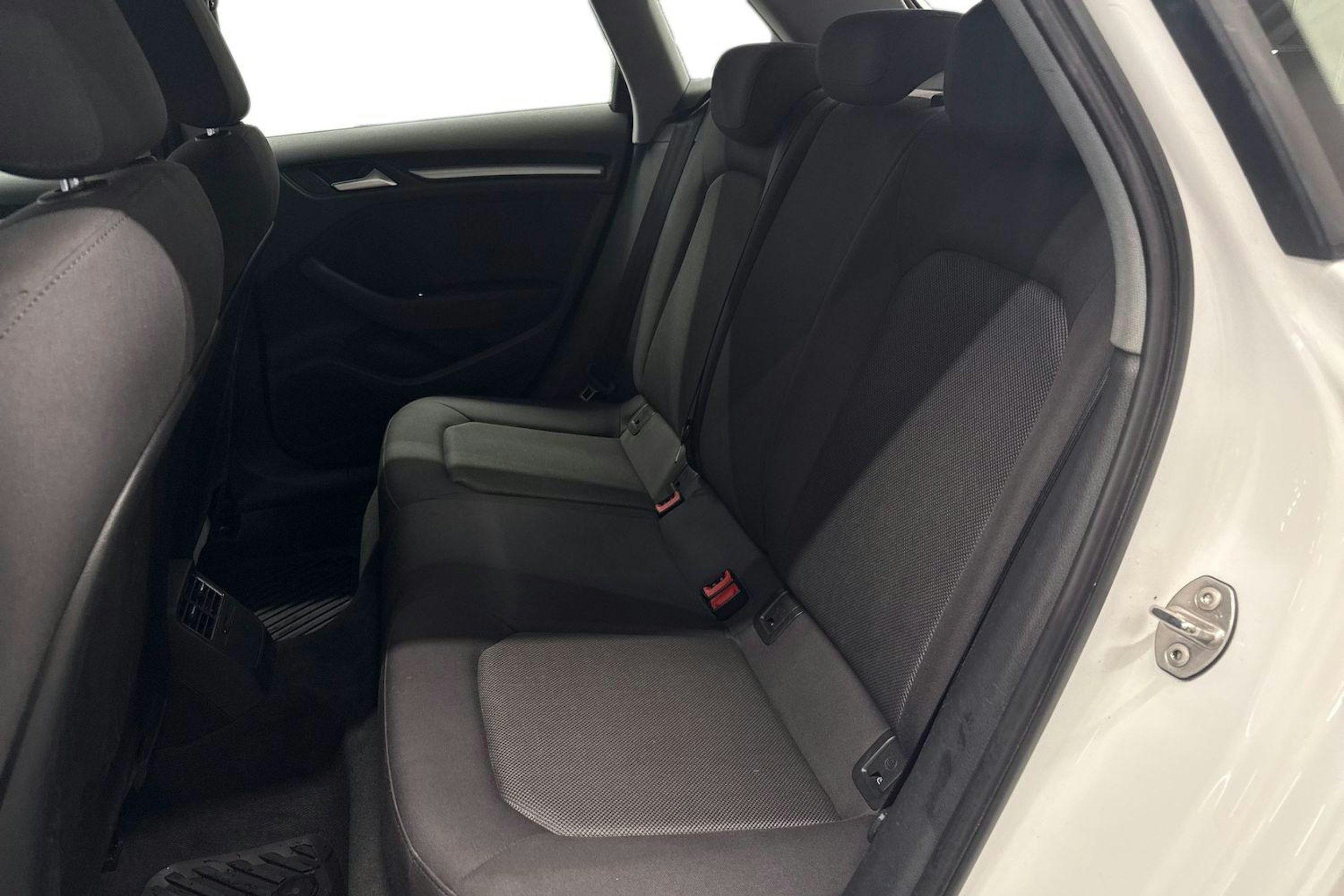 valkoinen Audi A3 2018 kuva 8.