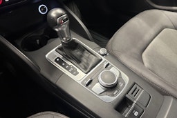 valkoinen Audi A3 2018 kuva 17.