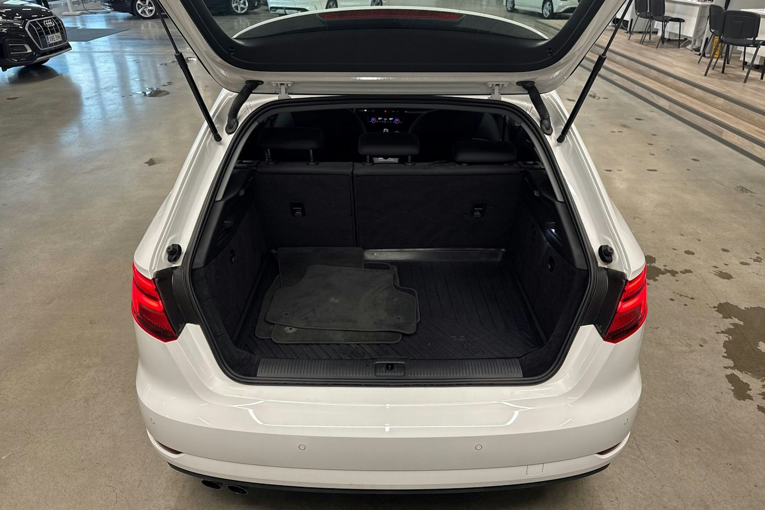 valkoinen Audi A3 2018 kuva 23.