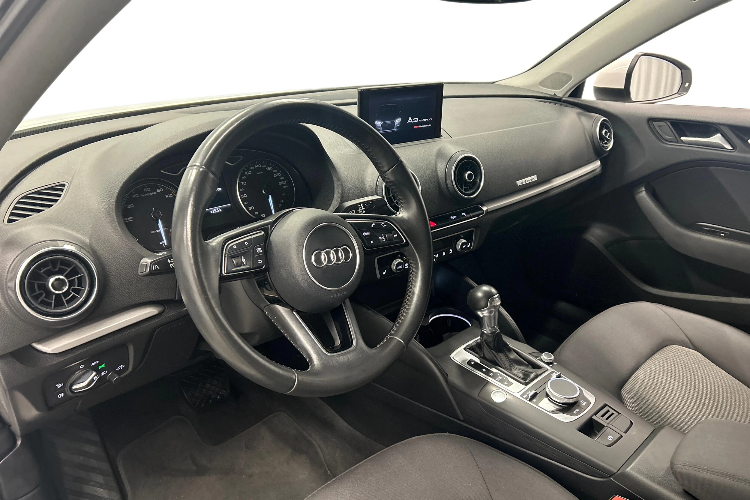 Valkoinen Audi A3 2018 kuva 8.