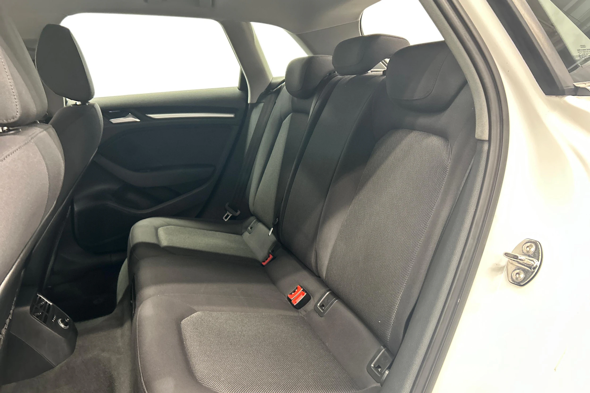 Valkoinen Audi A3 2018 kuva 11.