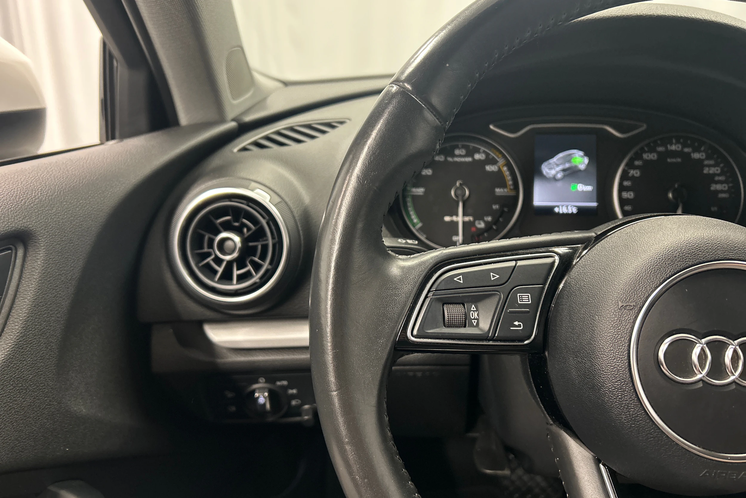 Valkoinen Audi A3 2018 kuva 15.