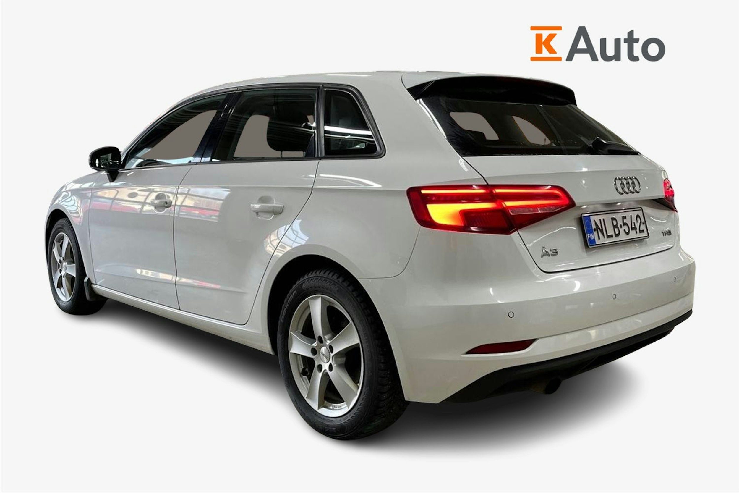 Valkoinen Audi A3 2018 kuva 2.