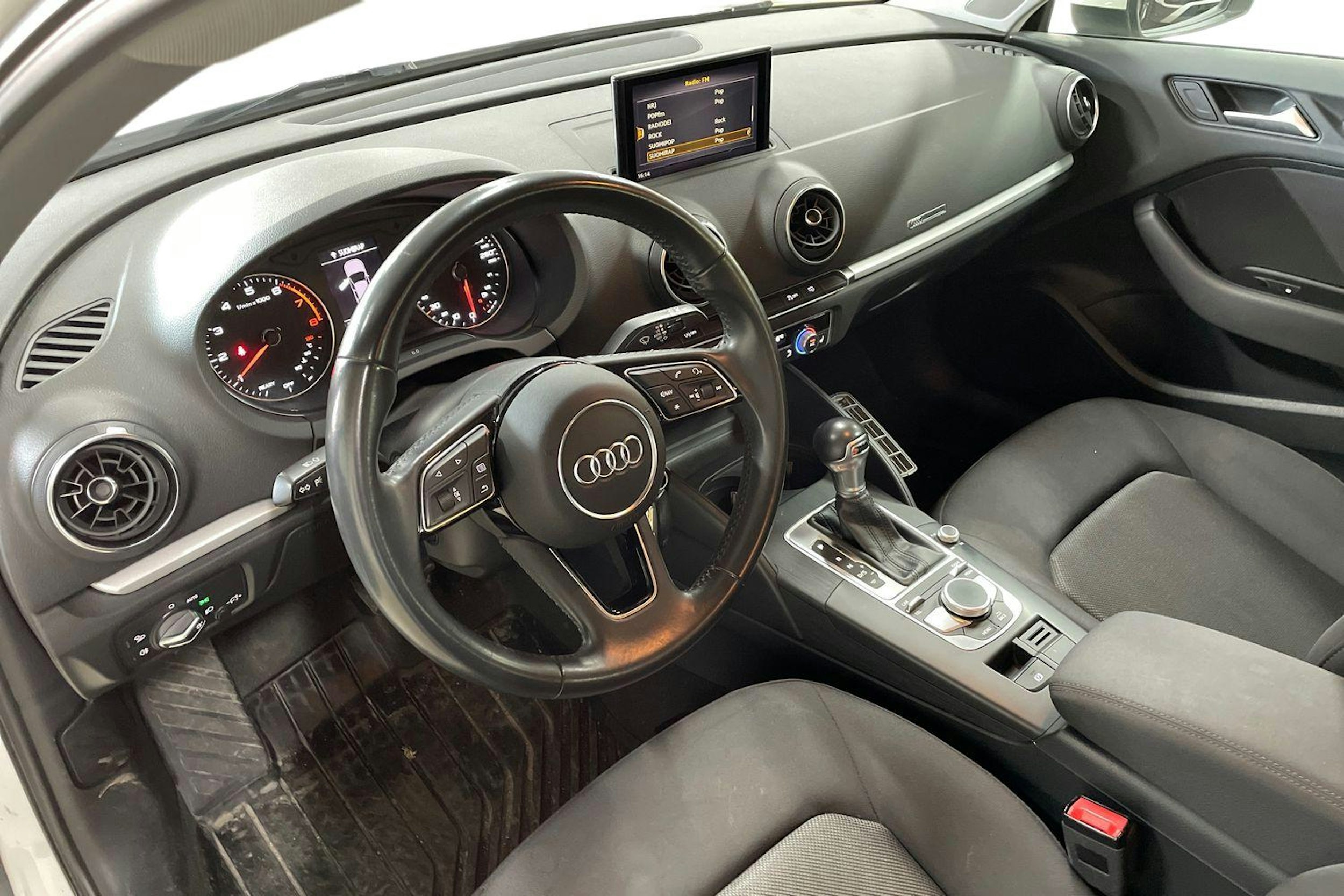 Valkoinen Audi A3 2018 kuva 6.