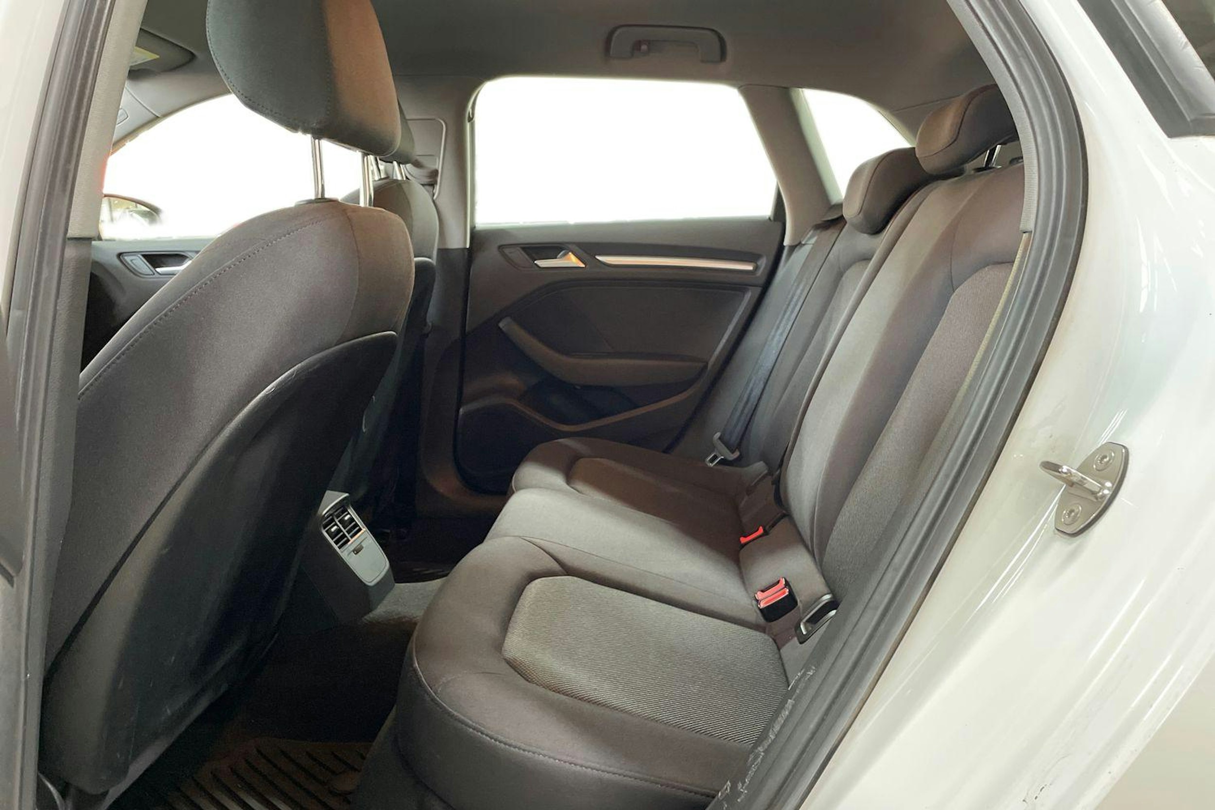 Valkoinen Audi A3 2018 kuva 8.