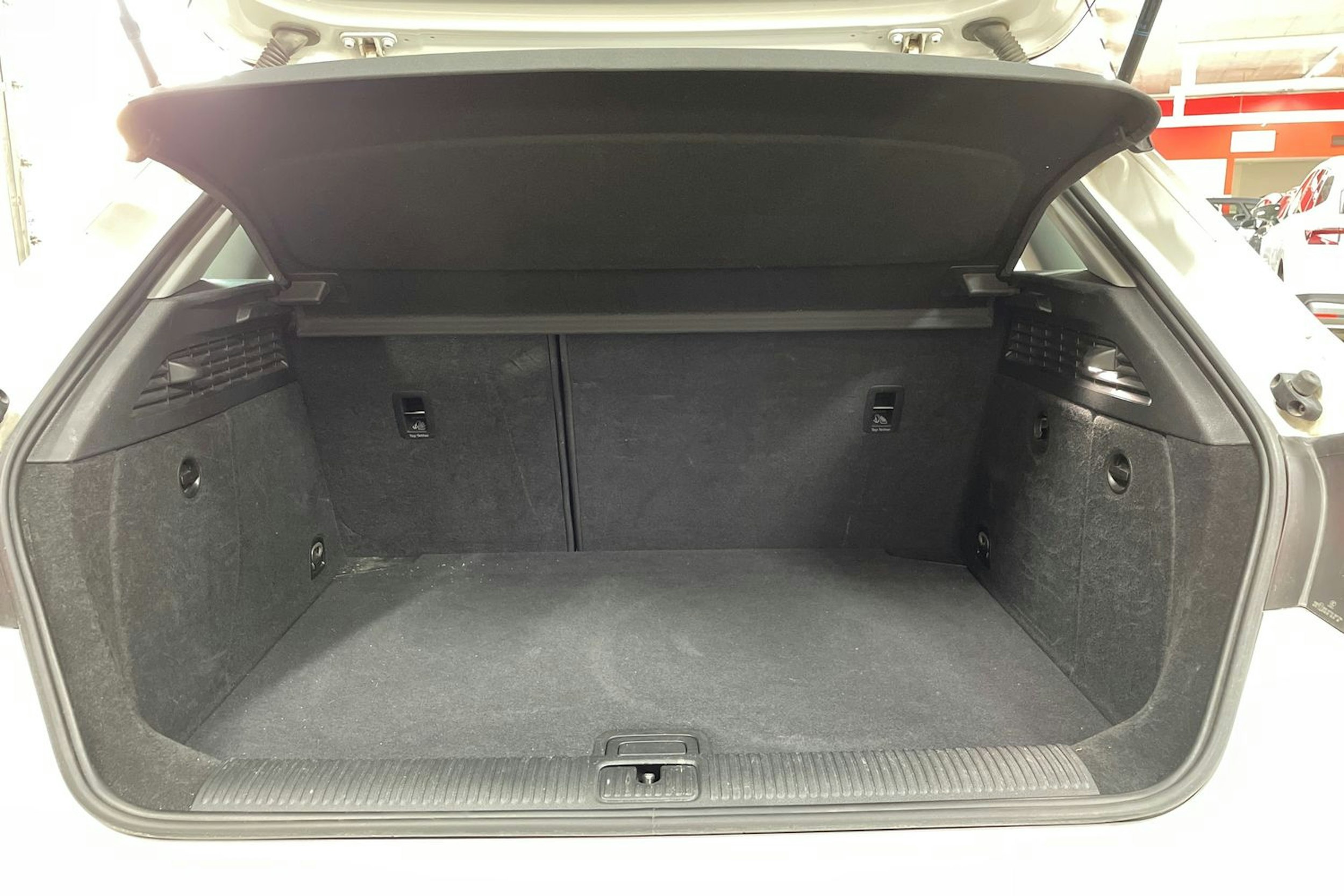 Valkoinen Audi A3 2018 kuva 13.