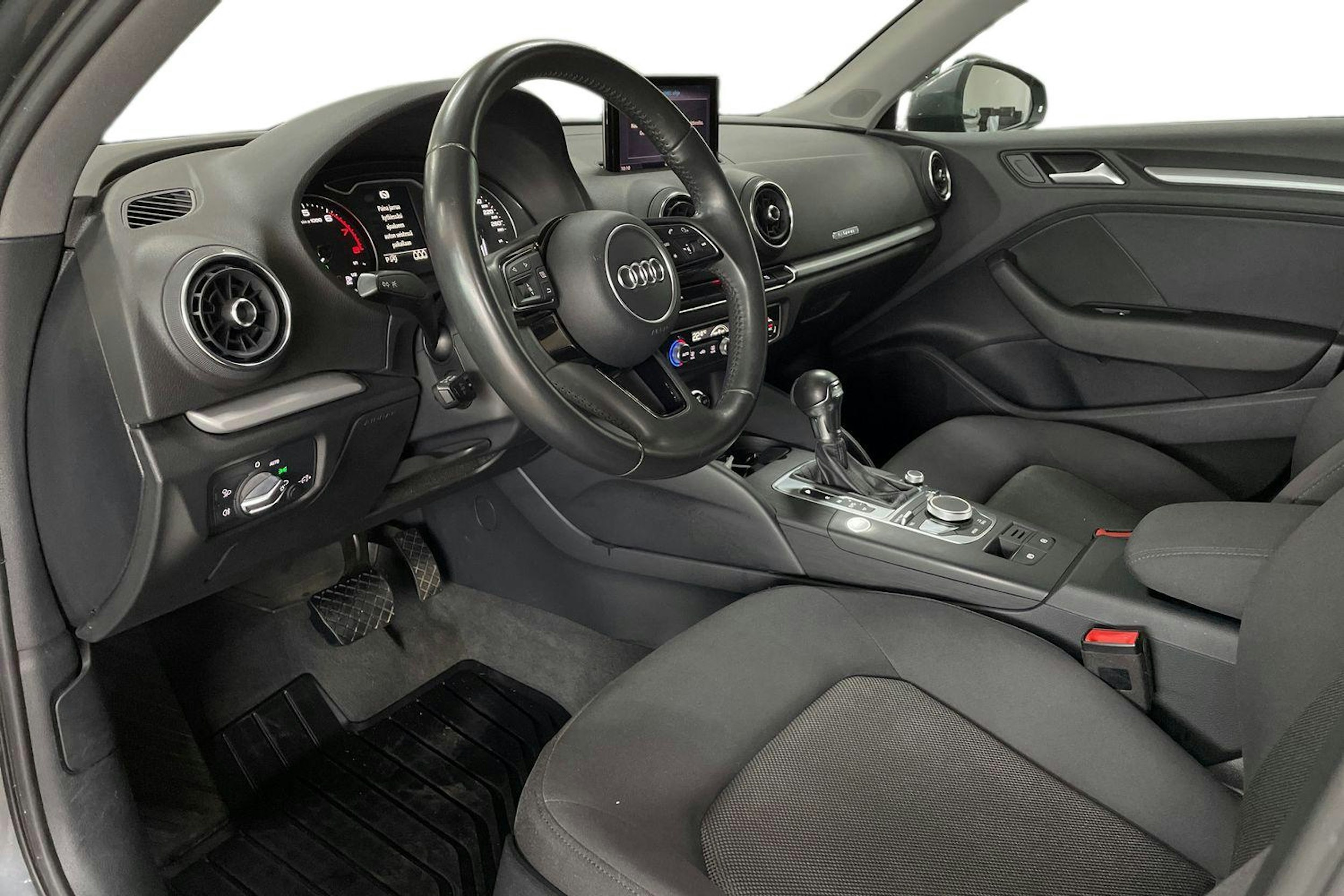 Harmaa Audi A3 2018 kuva 7.