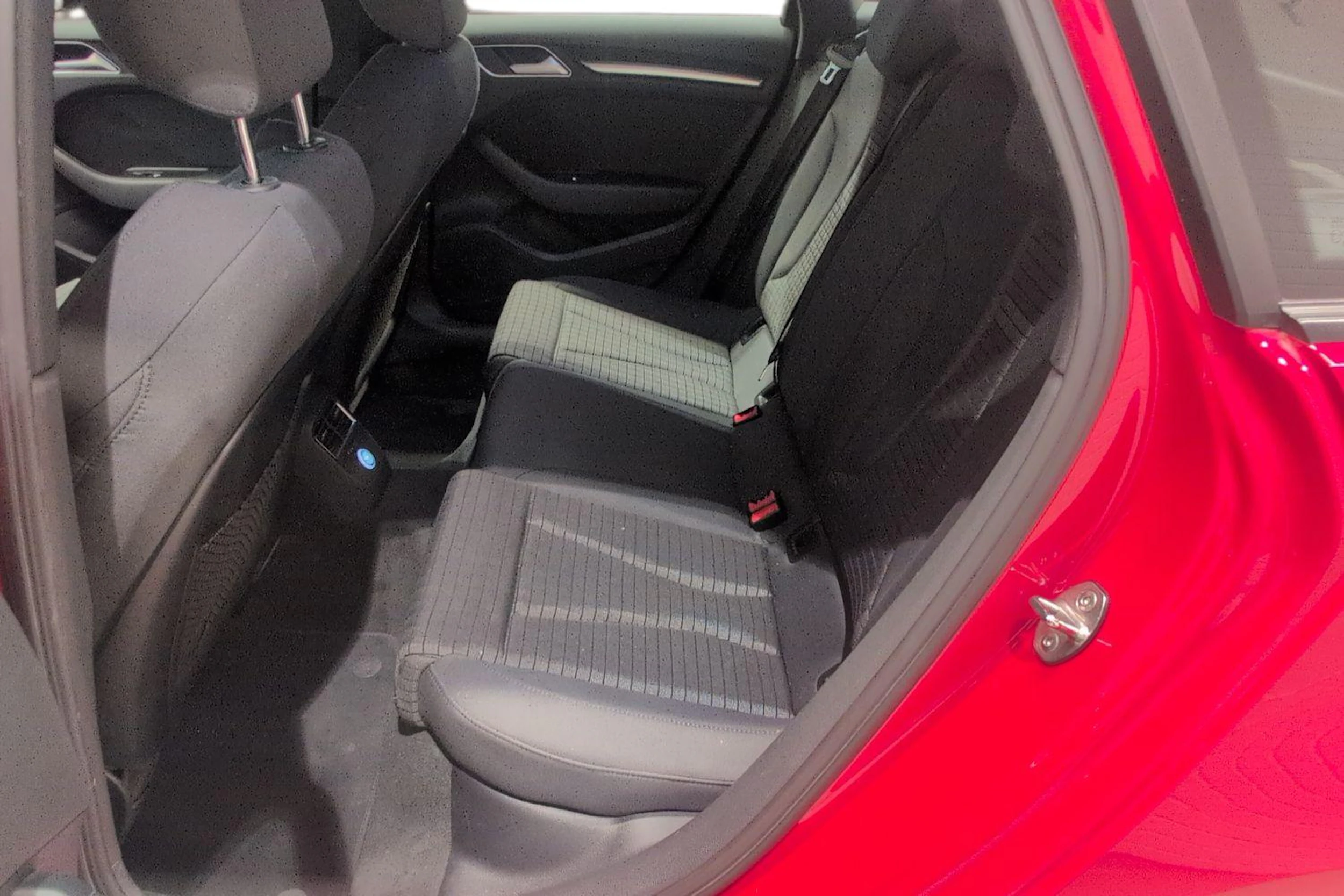 punainen Audi A3 2018 kuva 11.