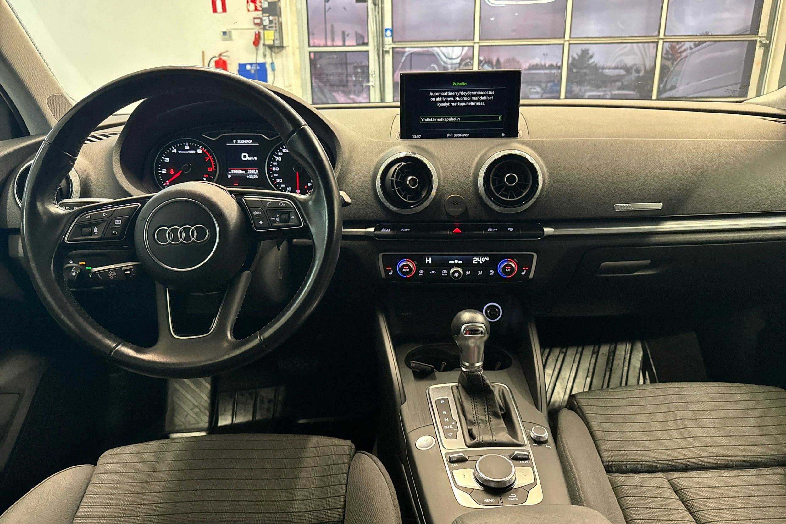 valkoinen Audi A3 2018 kuva 7.