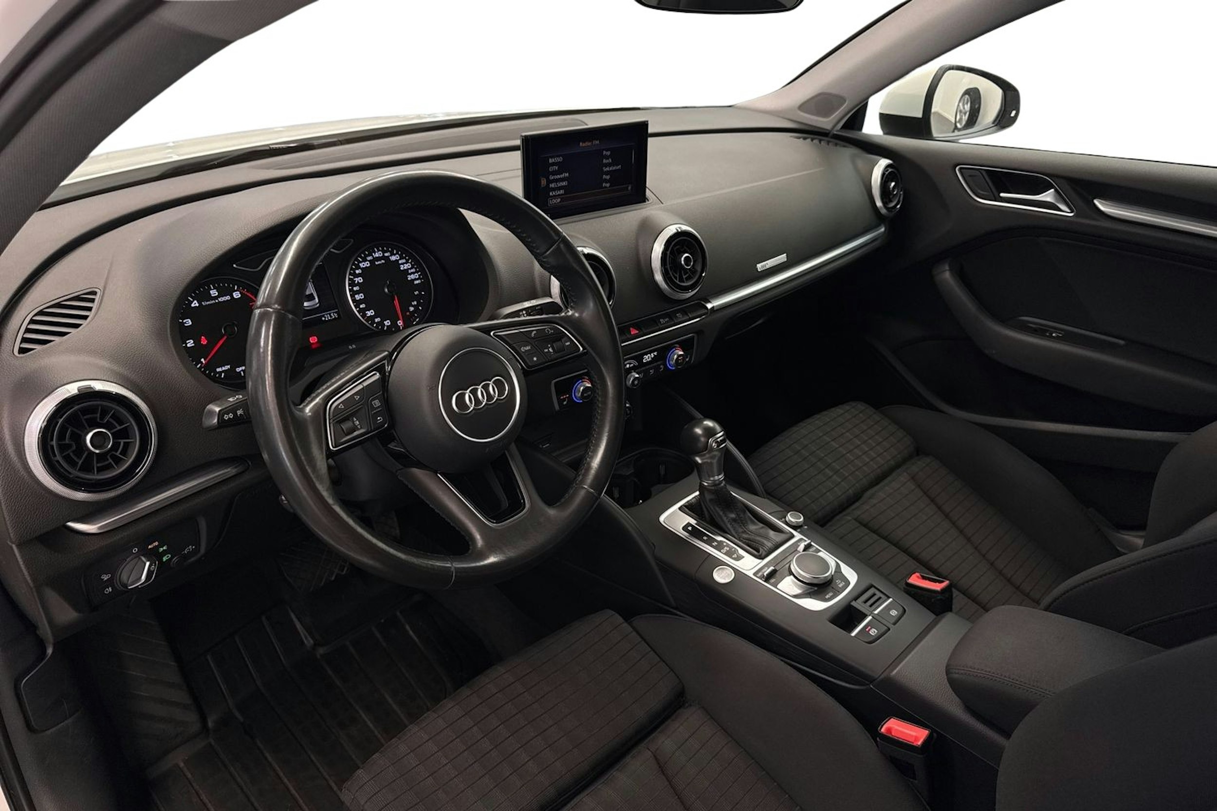Valkoinen Audi A3 2018 kuva 6.
