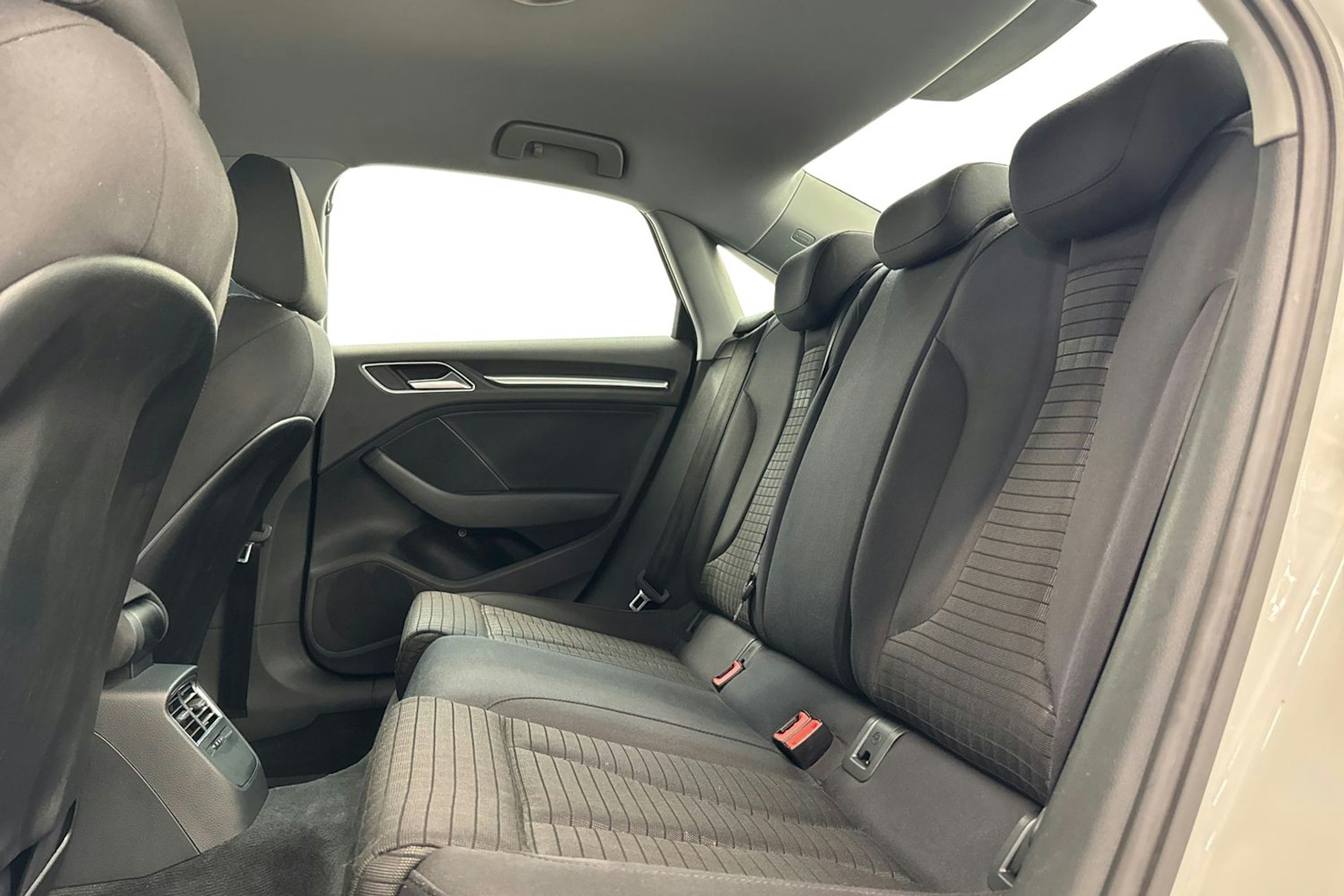 Valkoinen Audi A3 2018 kuva 8.