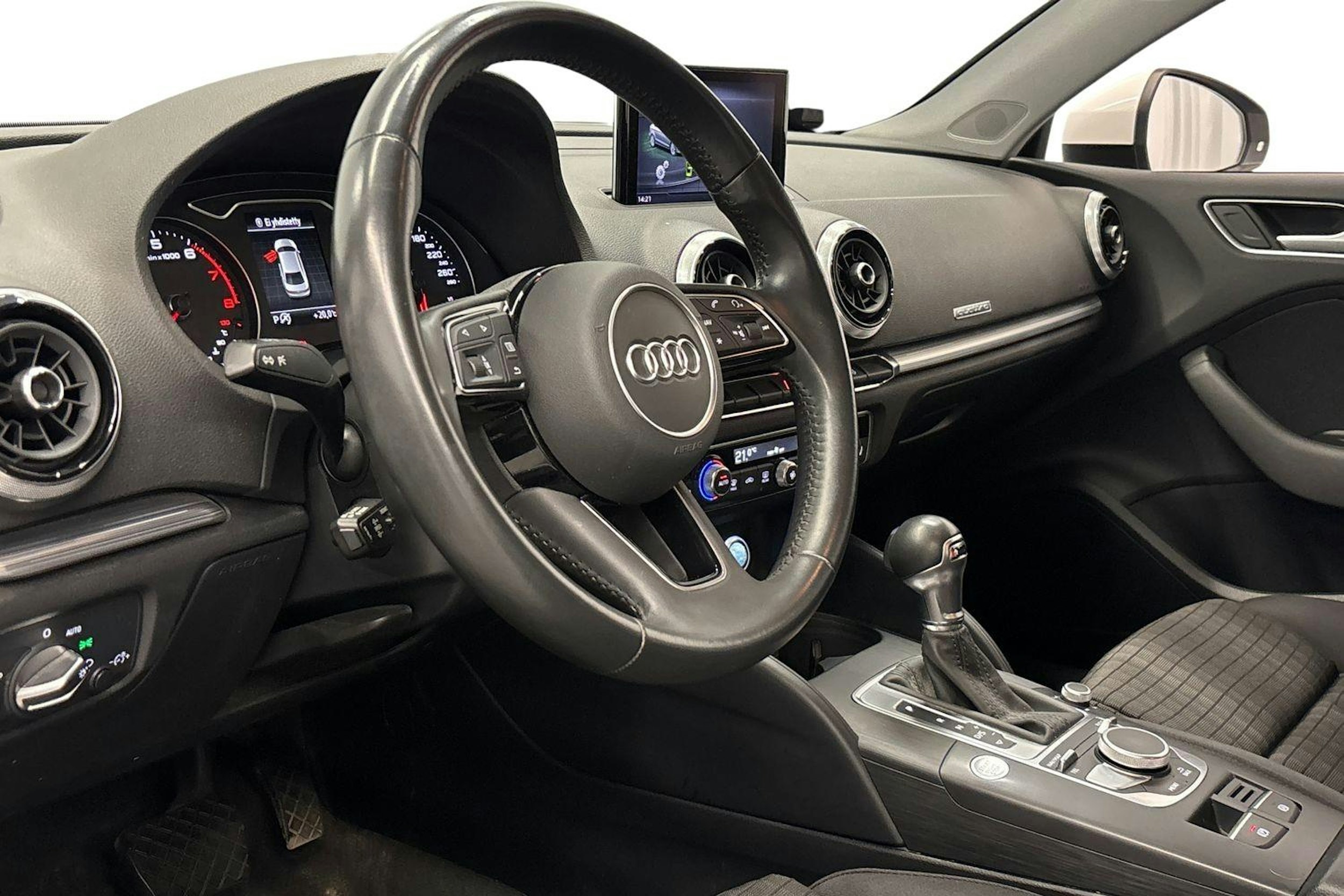 valkoinen Audi A3 2018 kuva 6.
