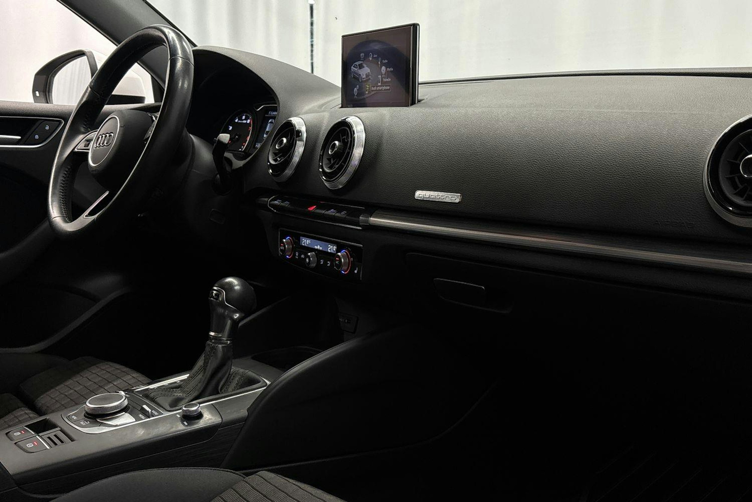 valkoinen Audi A3 2018 kuva 11.
