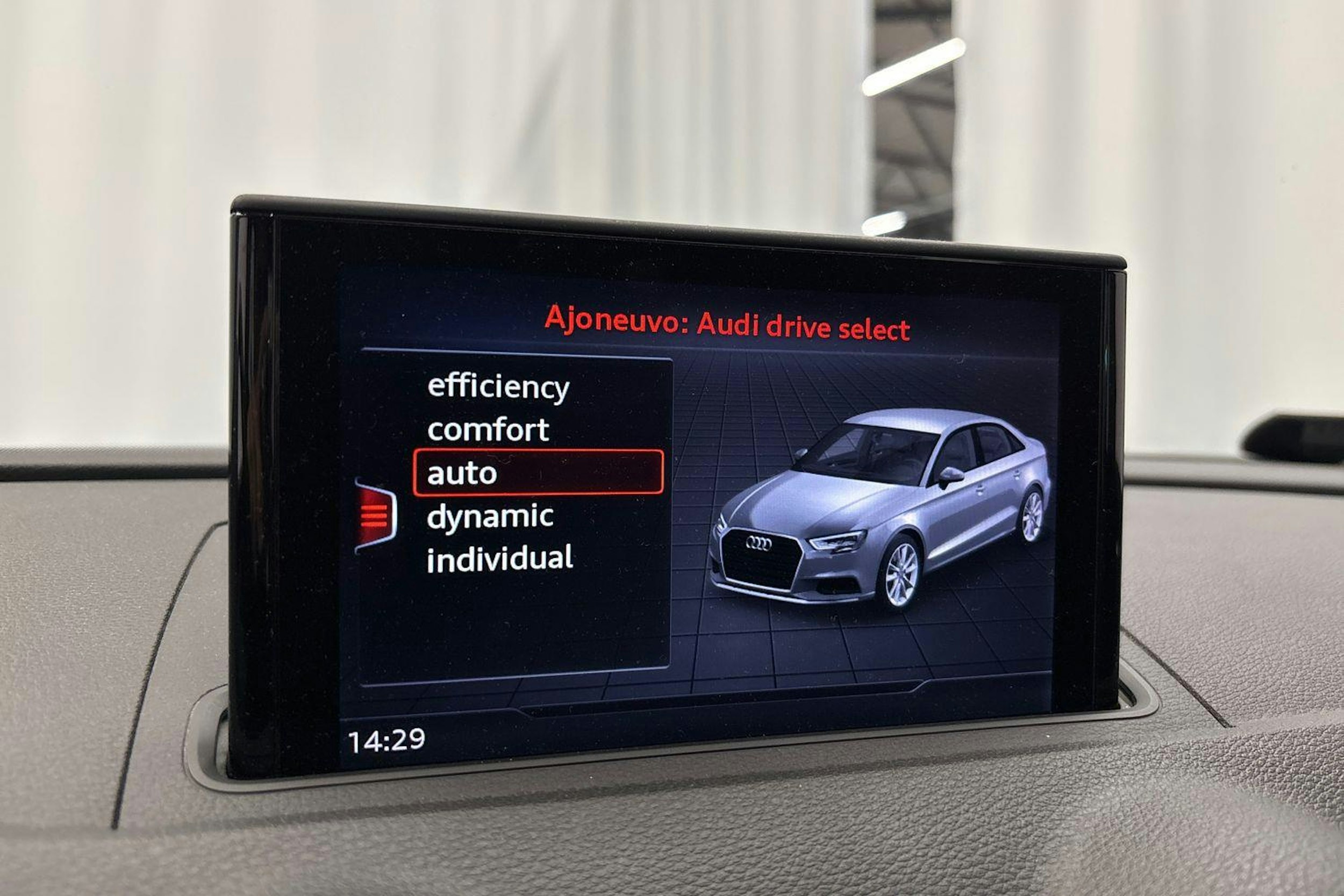 valkoinen Audi A3 2018 kuva 18.