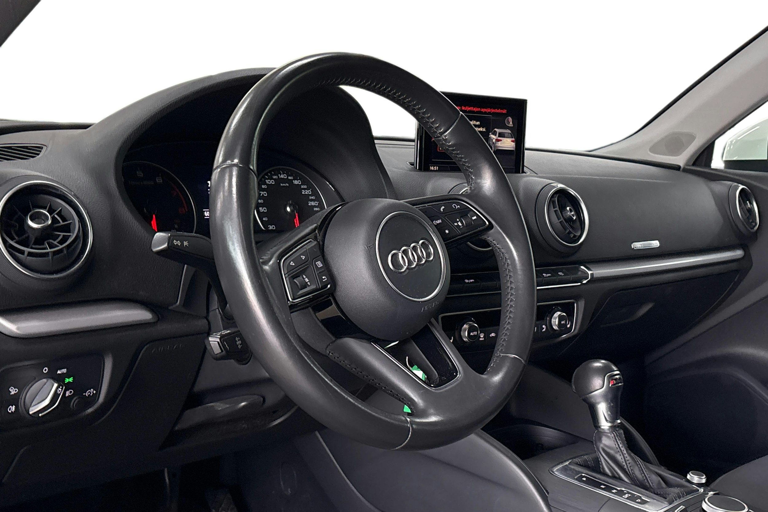 valkoinen Audi A3 2018 kuva 3.