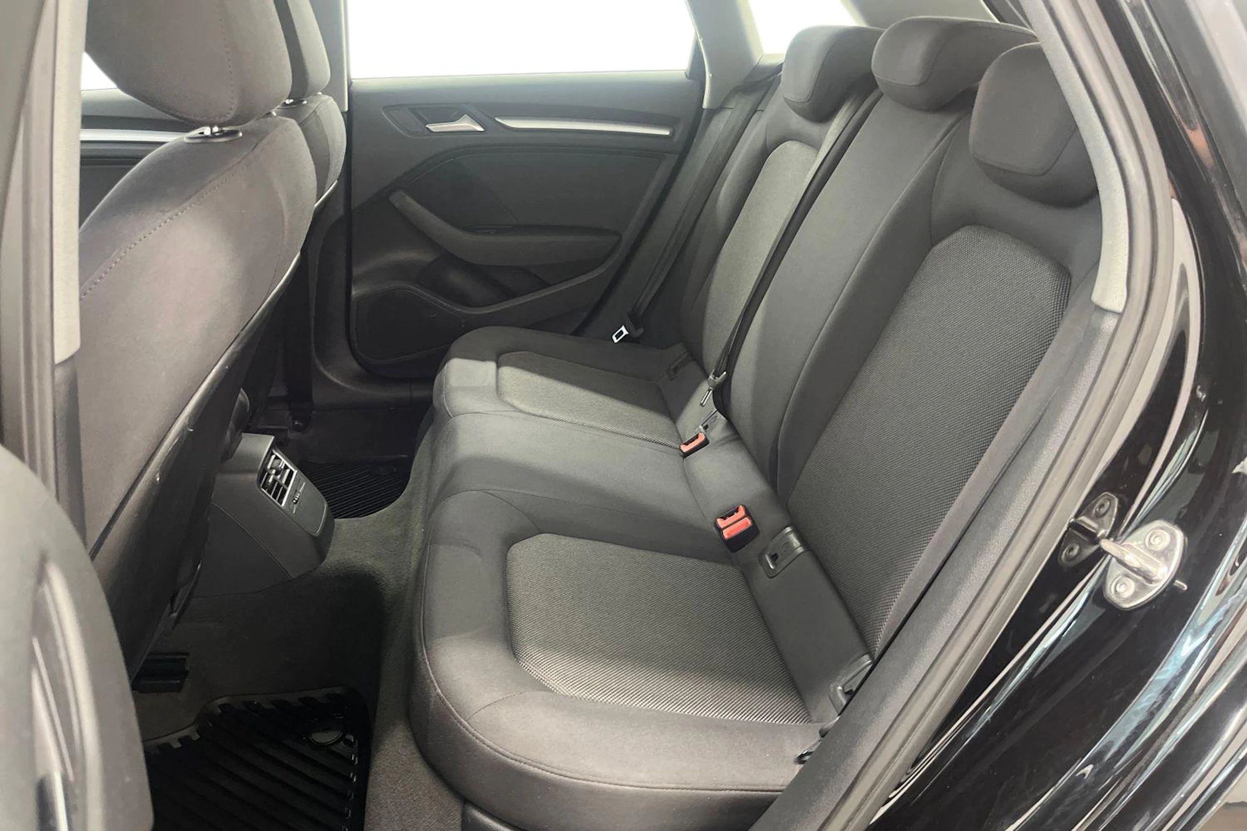 Musta Audi A3 2018 kuva 11.