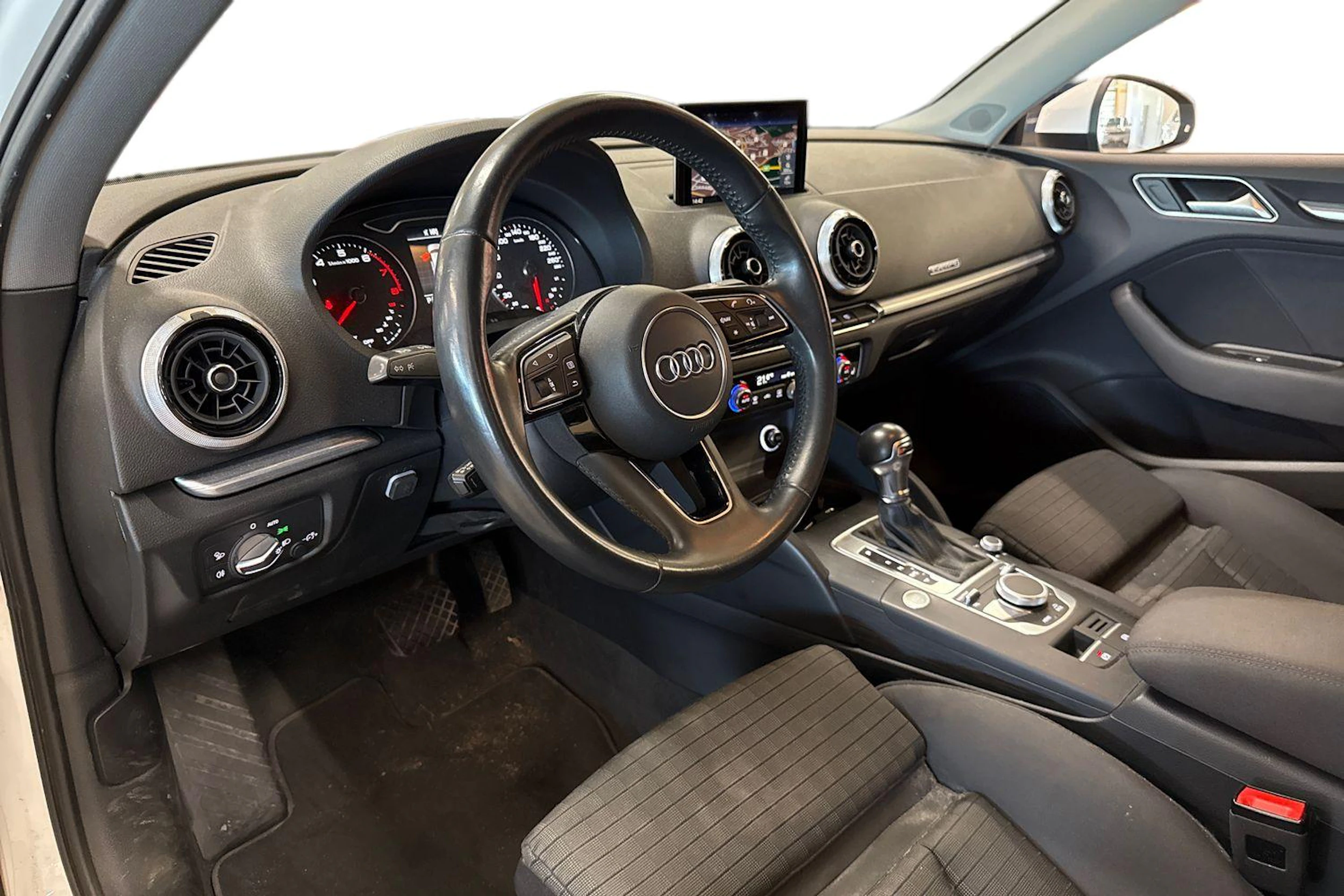 valkoinen Audi A3 2018 kuva 3.