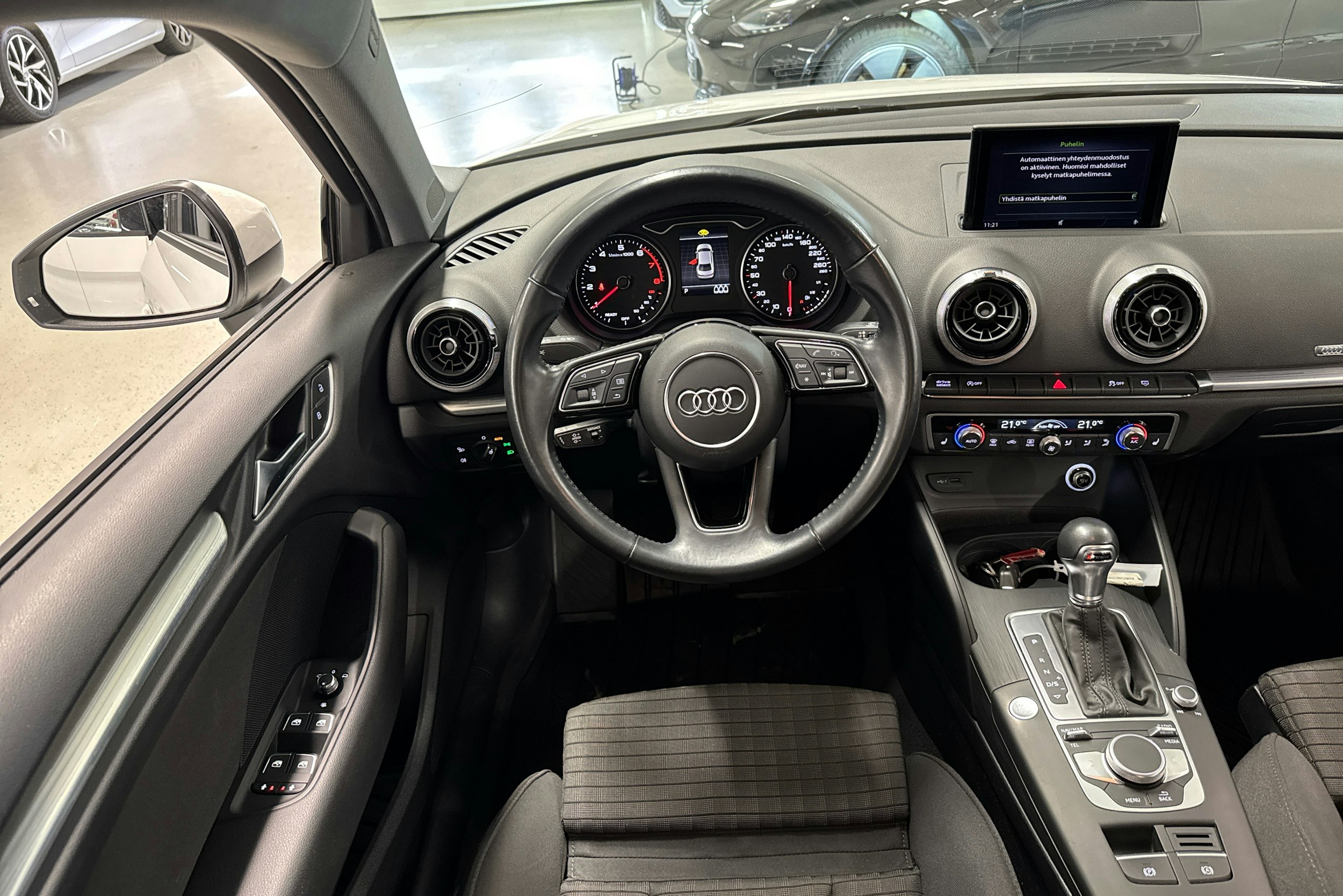 Valkoinen Audi A3 2018 kuva 7.