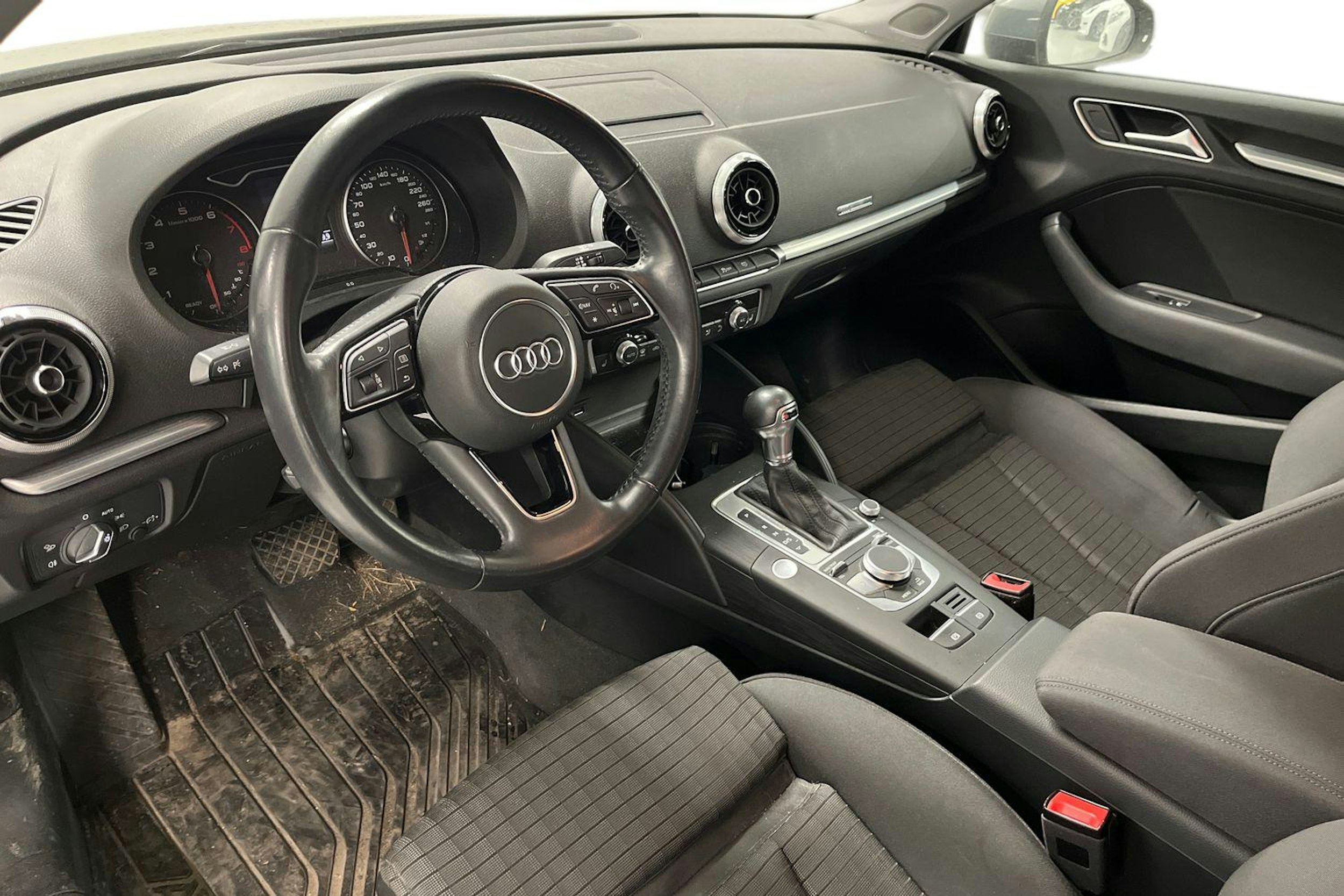harmaa Audi A3 2018 kuva 3.