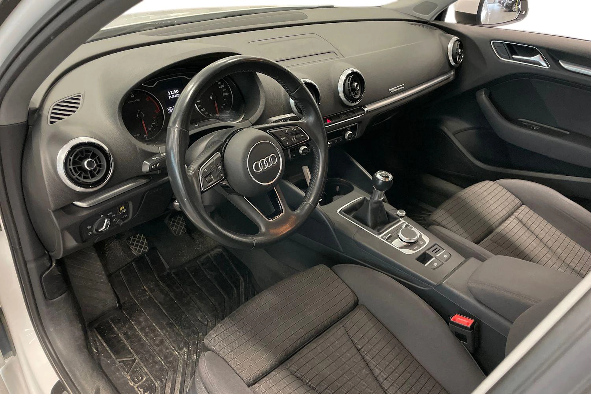 Valkoinen Audi A3 2018 kuva 3.