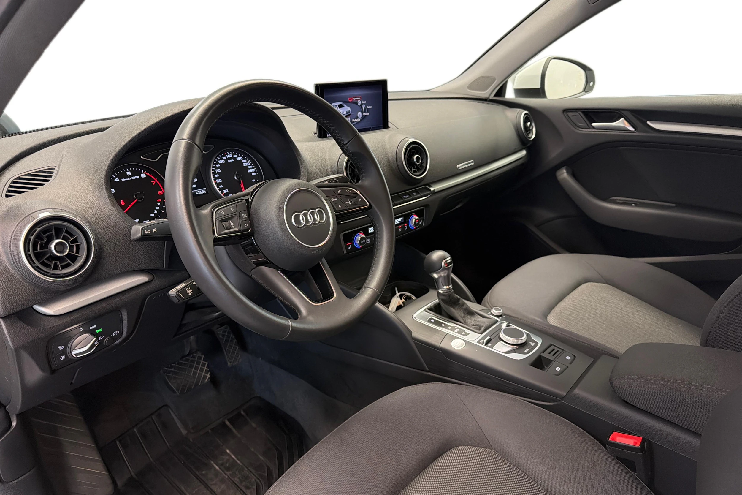 valkoinen Audi A3 2018 kuva 6.