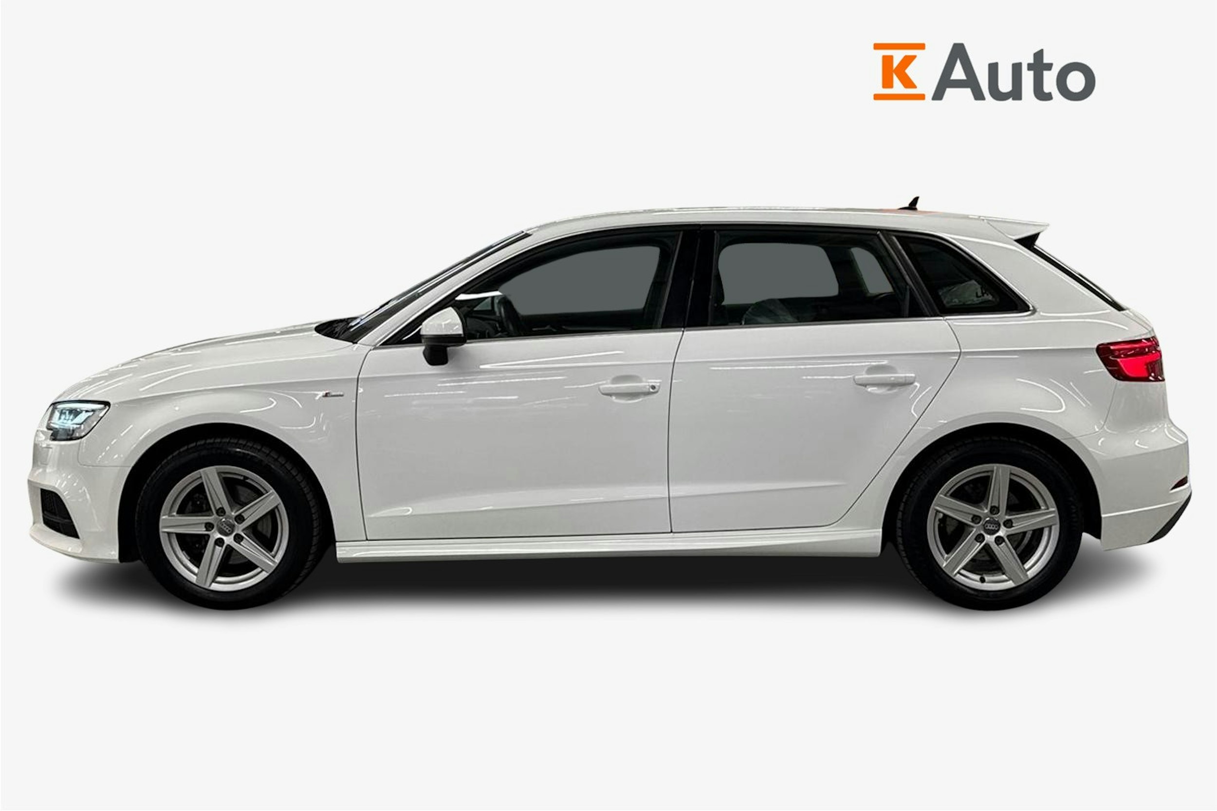 Valkoinen Audi A3 2019 kuva 6.