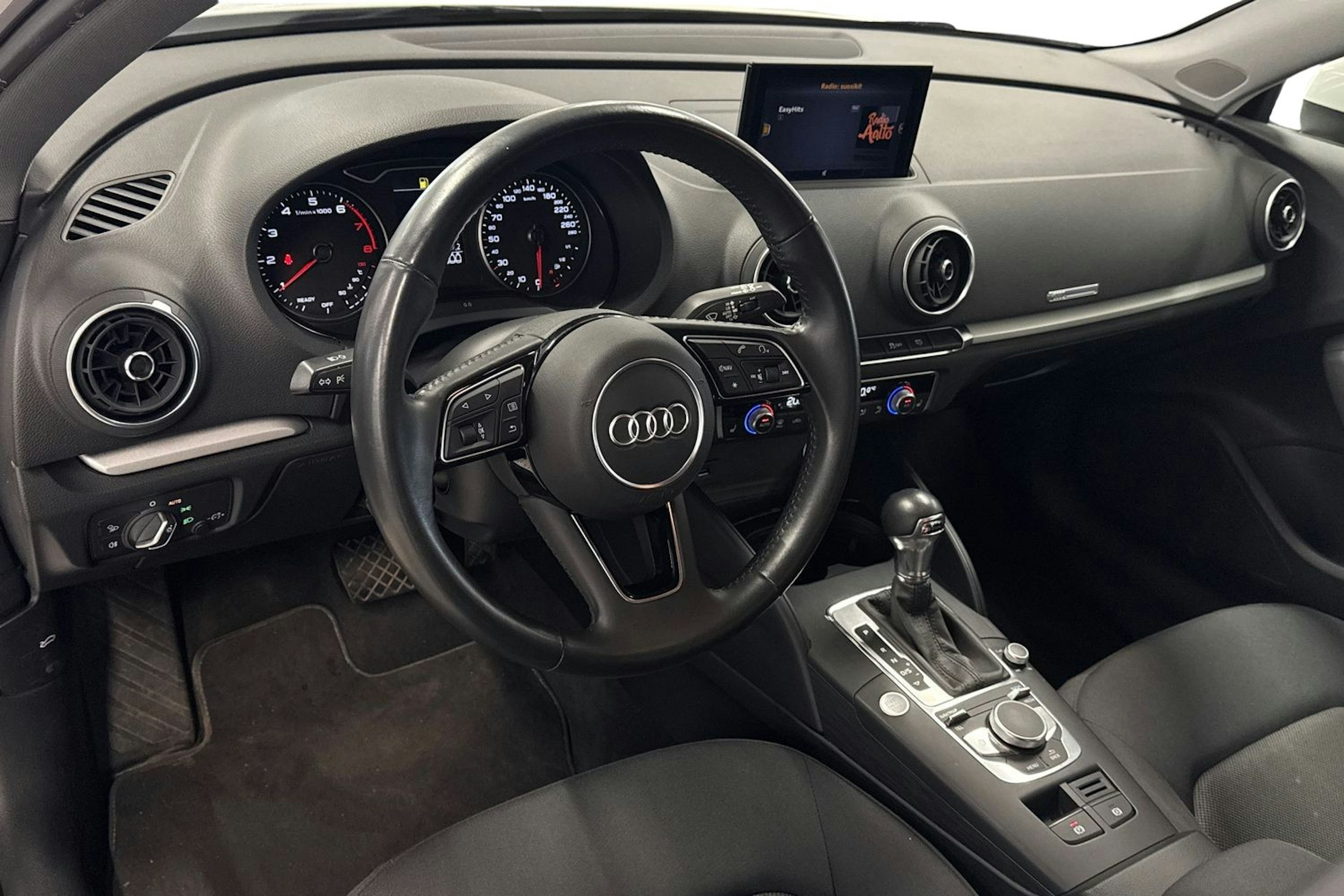 Valkoinen Audi A3 2019 kuva 7.