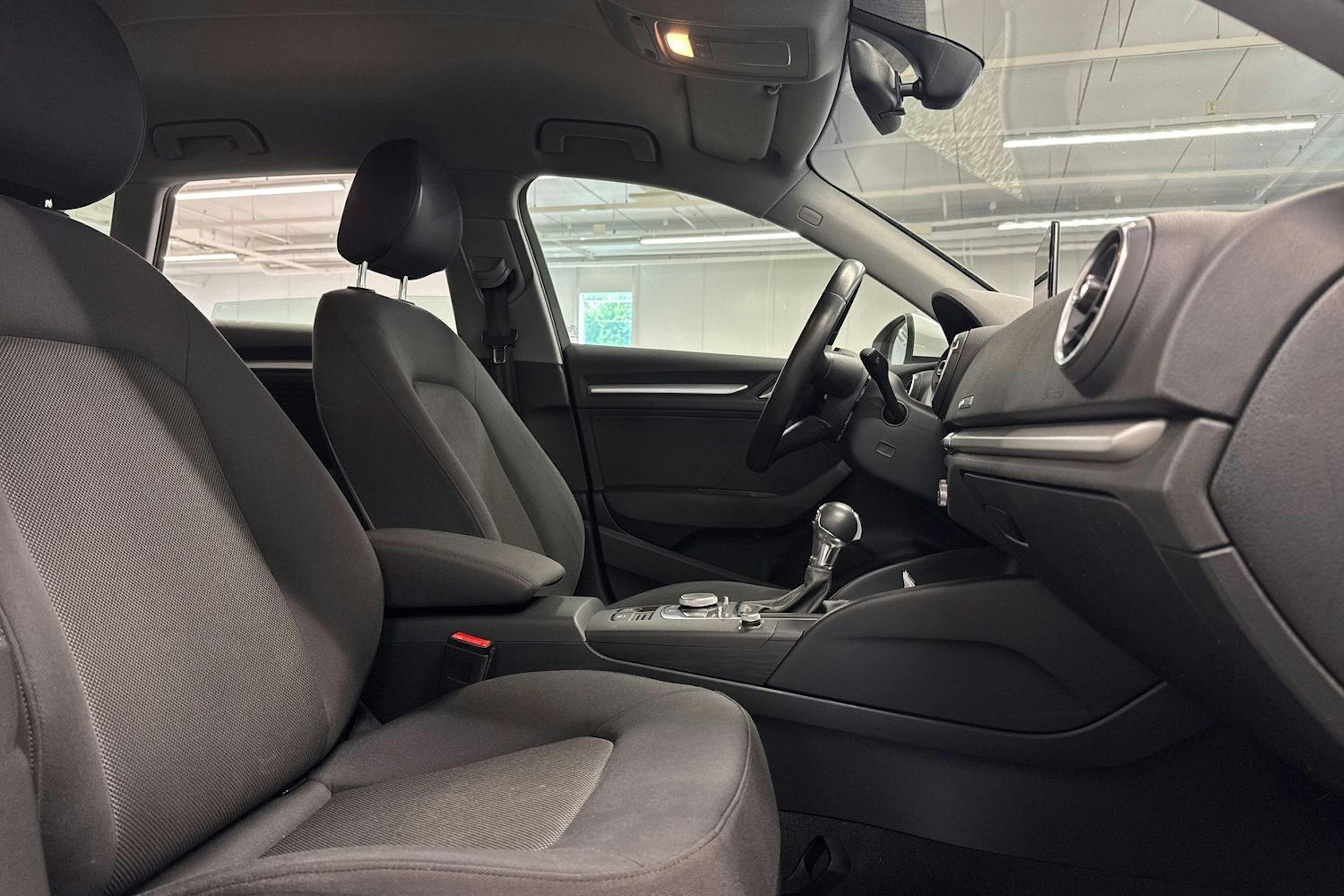 Valkoinen Audi A3 2019 kuva 13.