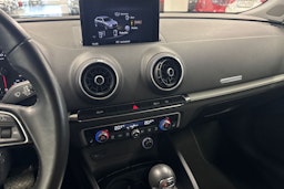 Valkoinen Audi A3 2019 kuva 21.