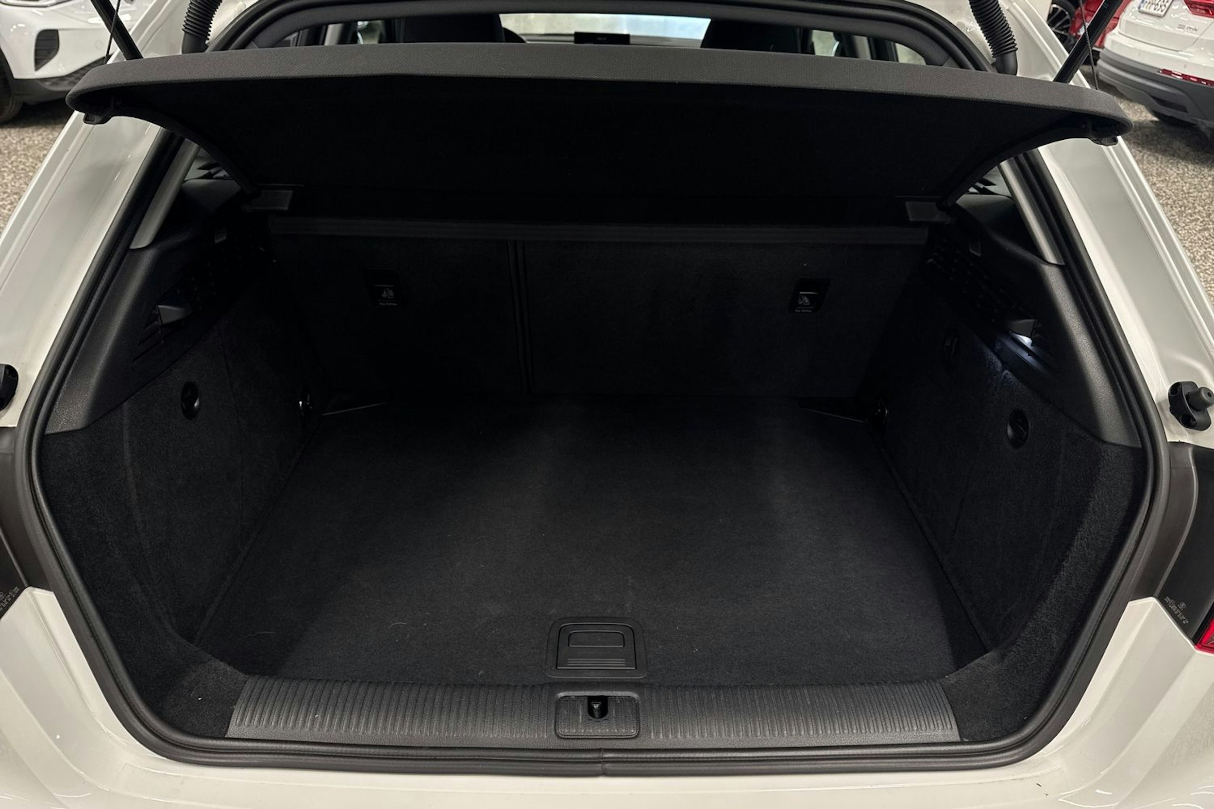 Valkoinen Audi A3 2019 kuva 35.