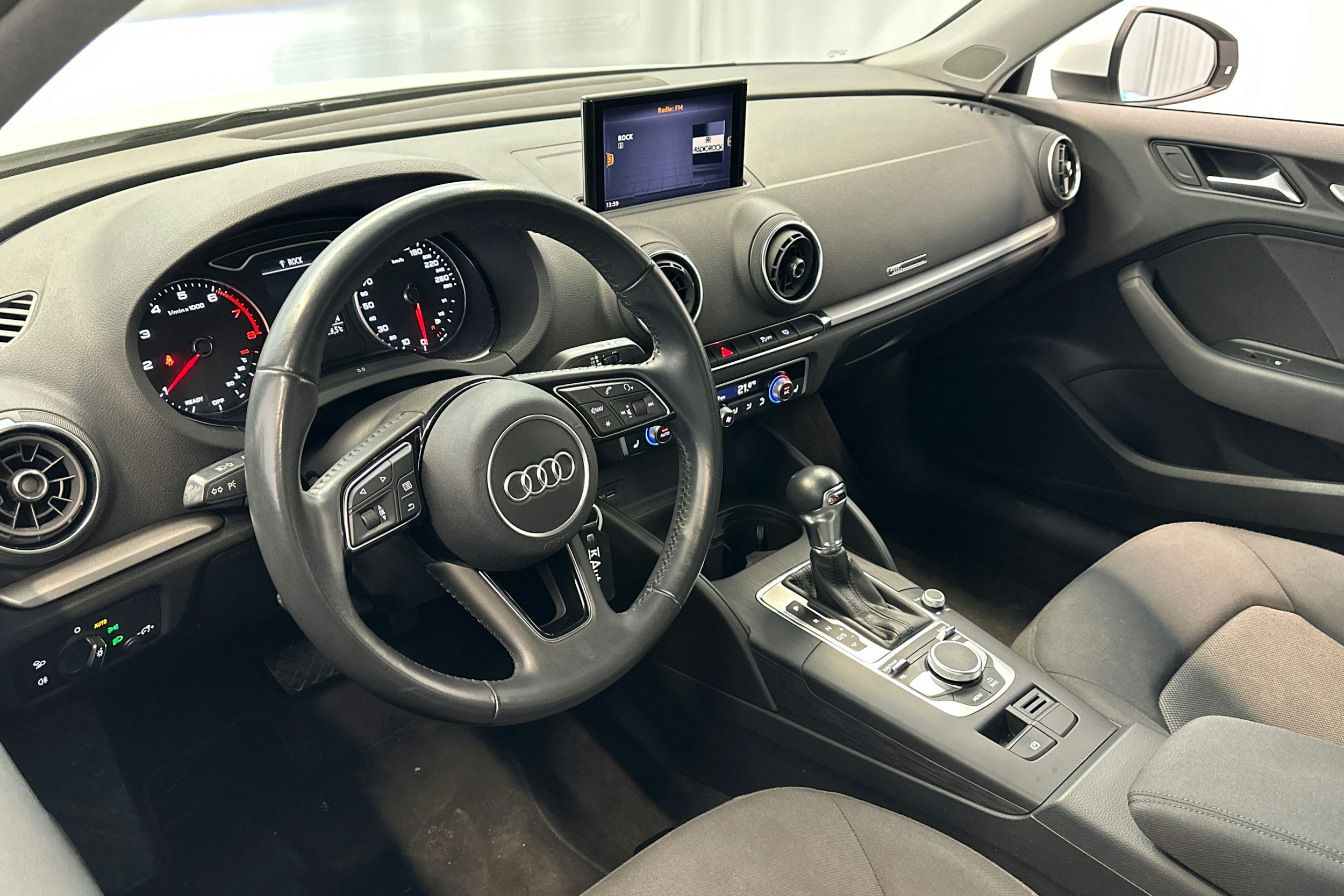 valkoinen Audi A3 2019 kuva 6.