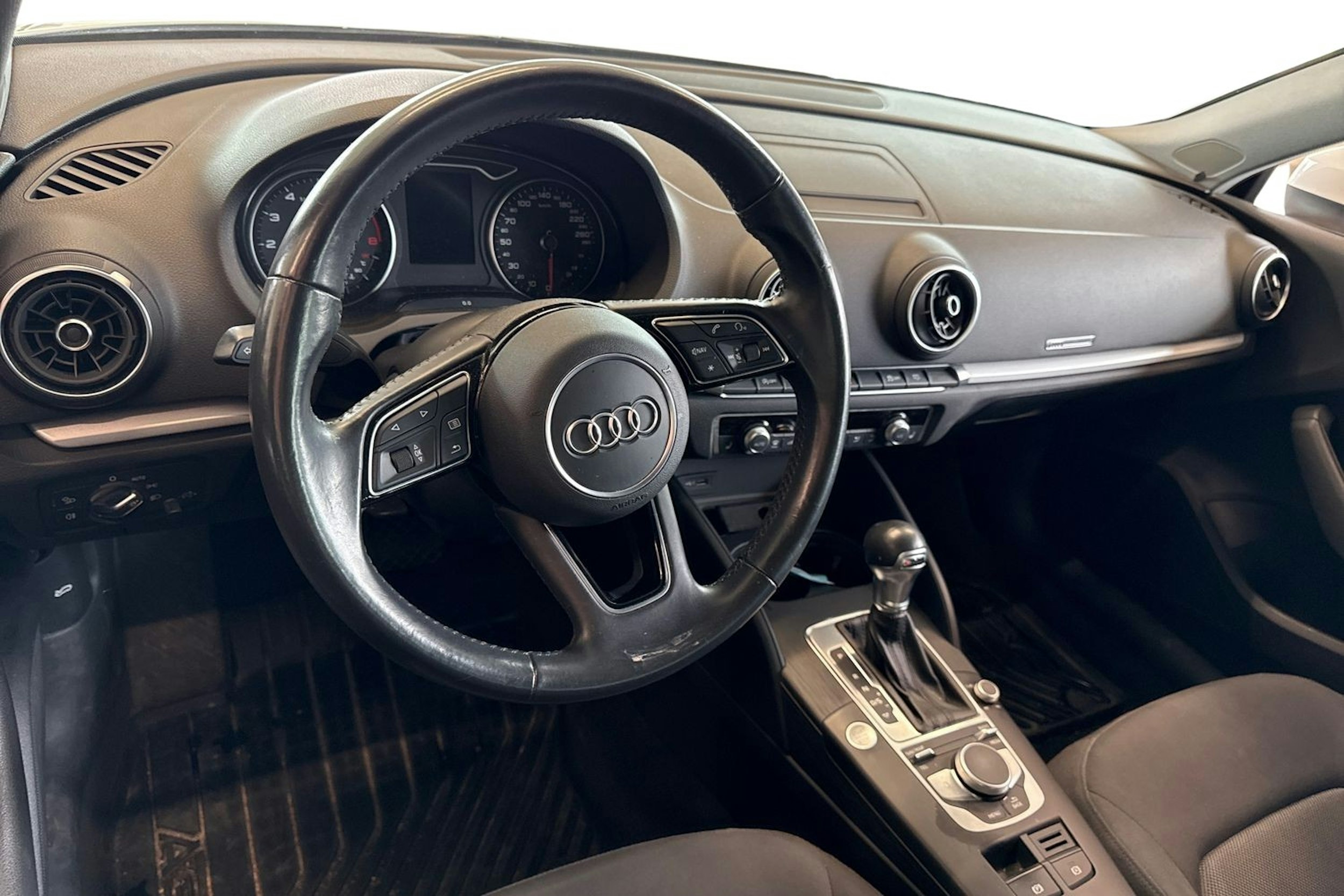 valkoinen Audi A3 2019 kuva 3.