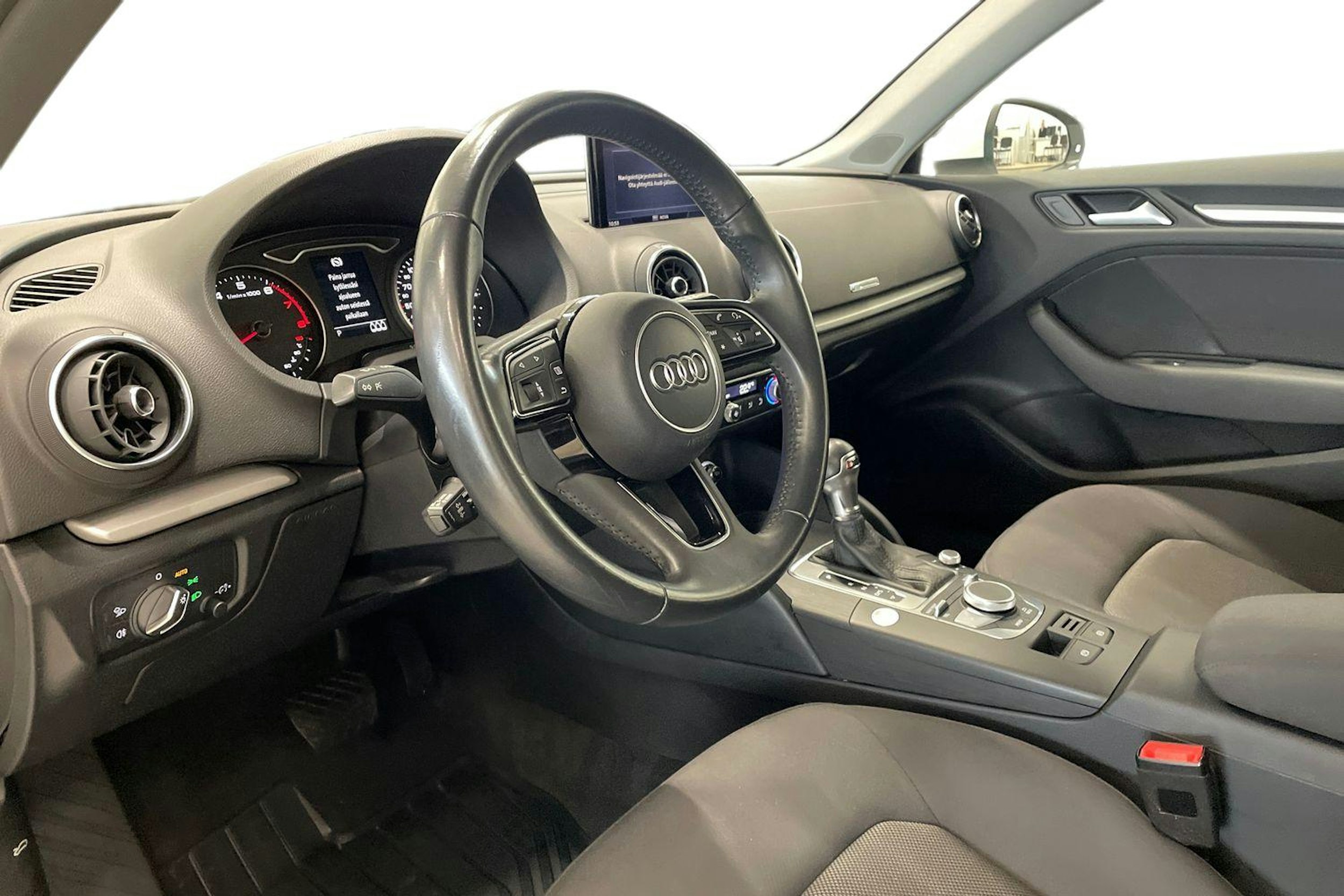 Valkoinen Audi A3 2019 kuva 6.