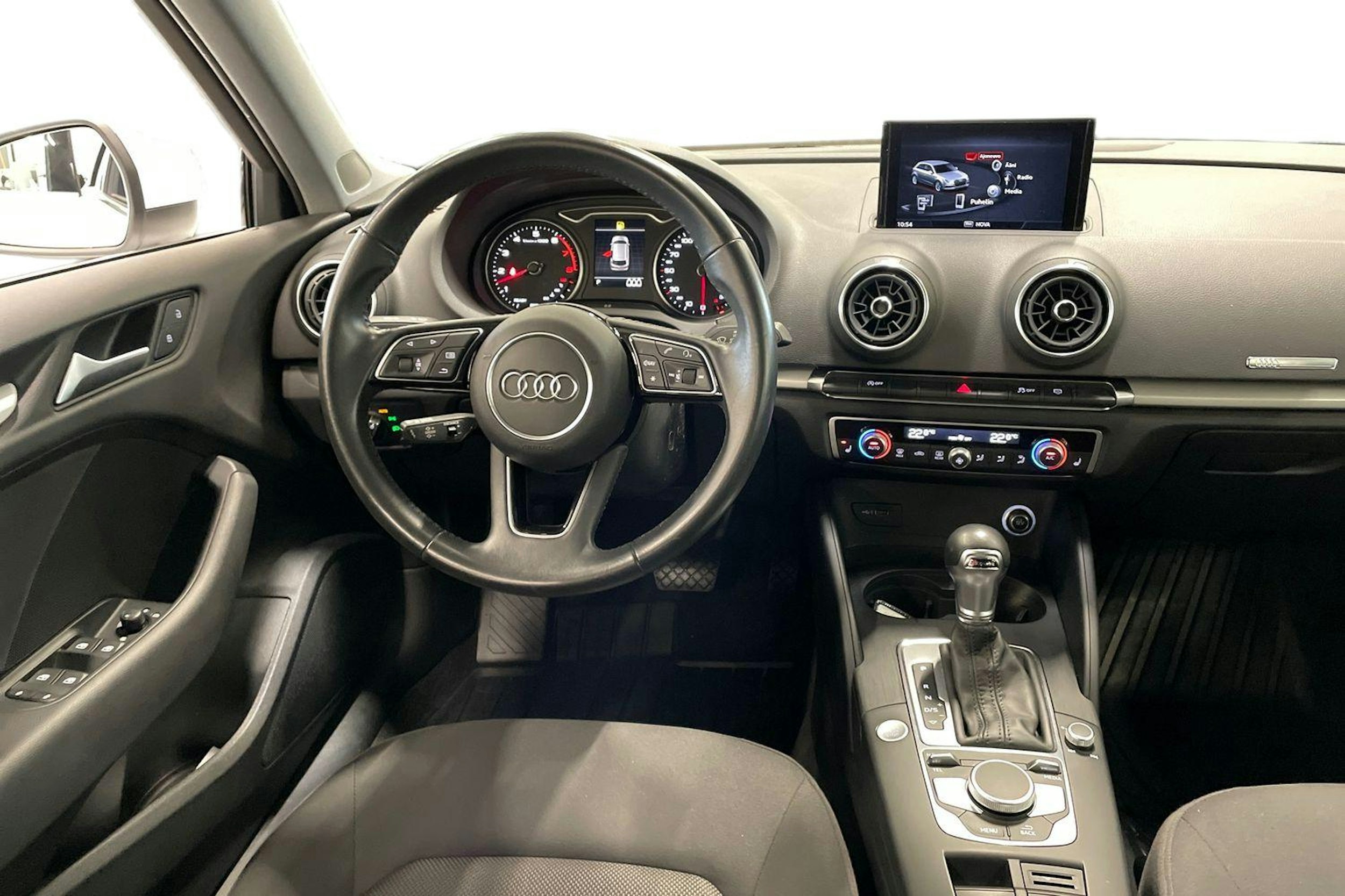 Valkoinen Audi A3 2019 kuva 7.