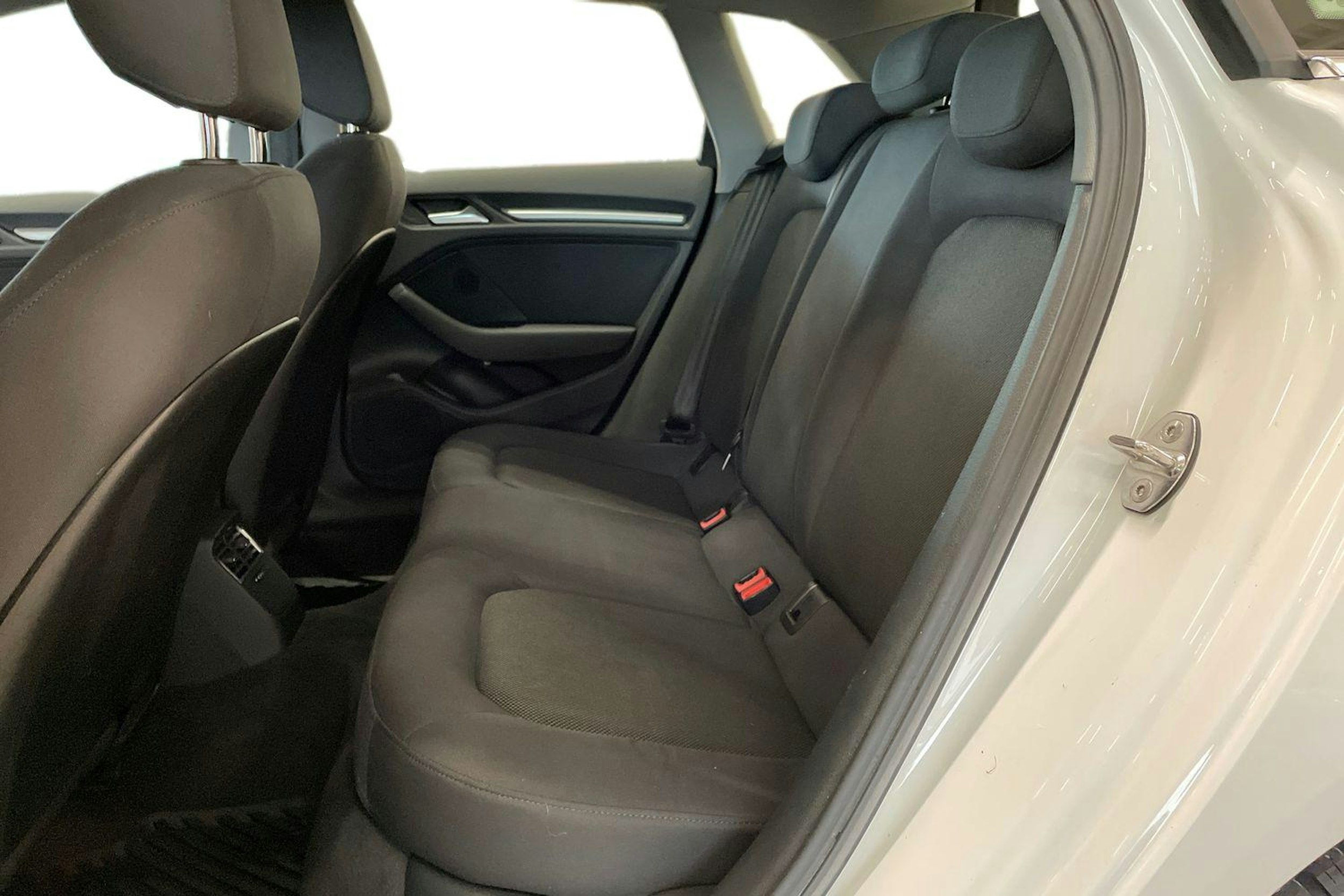 Valkoinen Audi A3 2019 kuva 8.