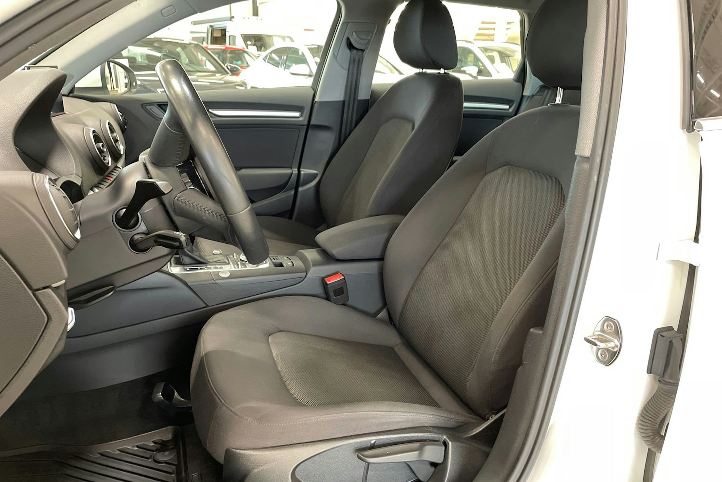 Valkoinen Audi A3 2019 kuva 11.