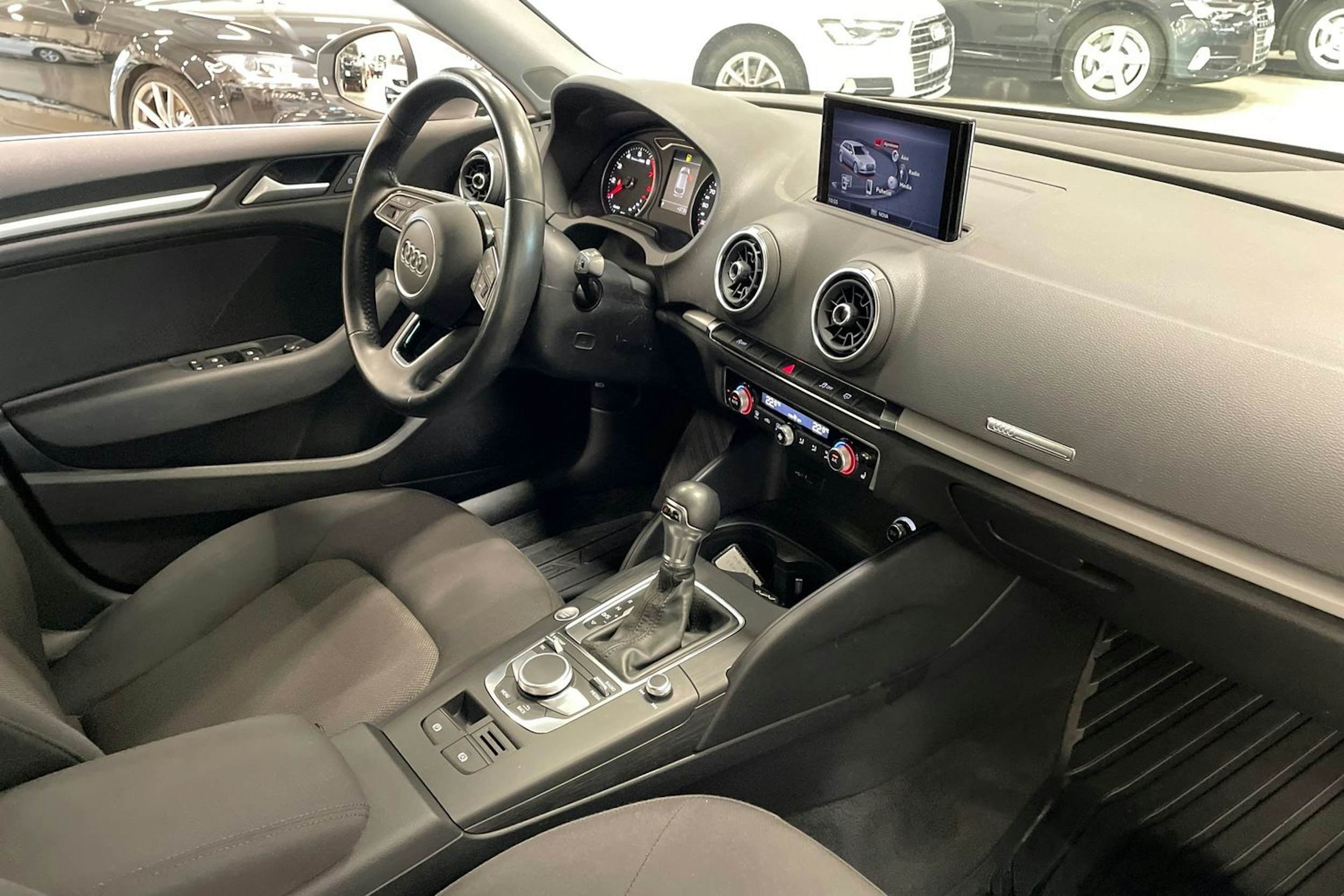 Valkoinen Audi A3 2019 kuva 12.