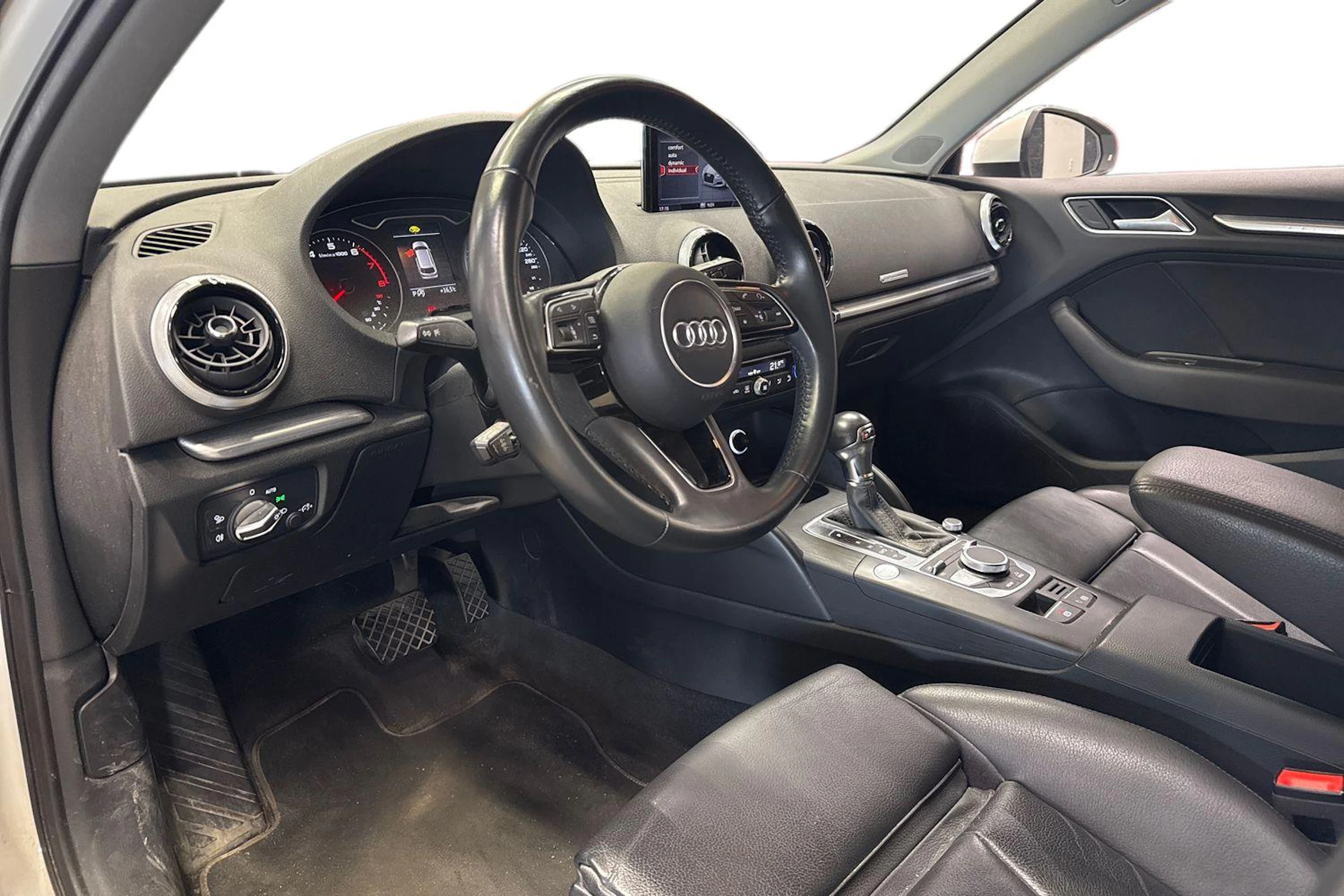 valkoinen Audi A3 2019 kuva 3.