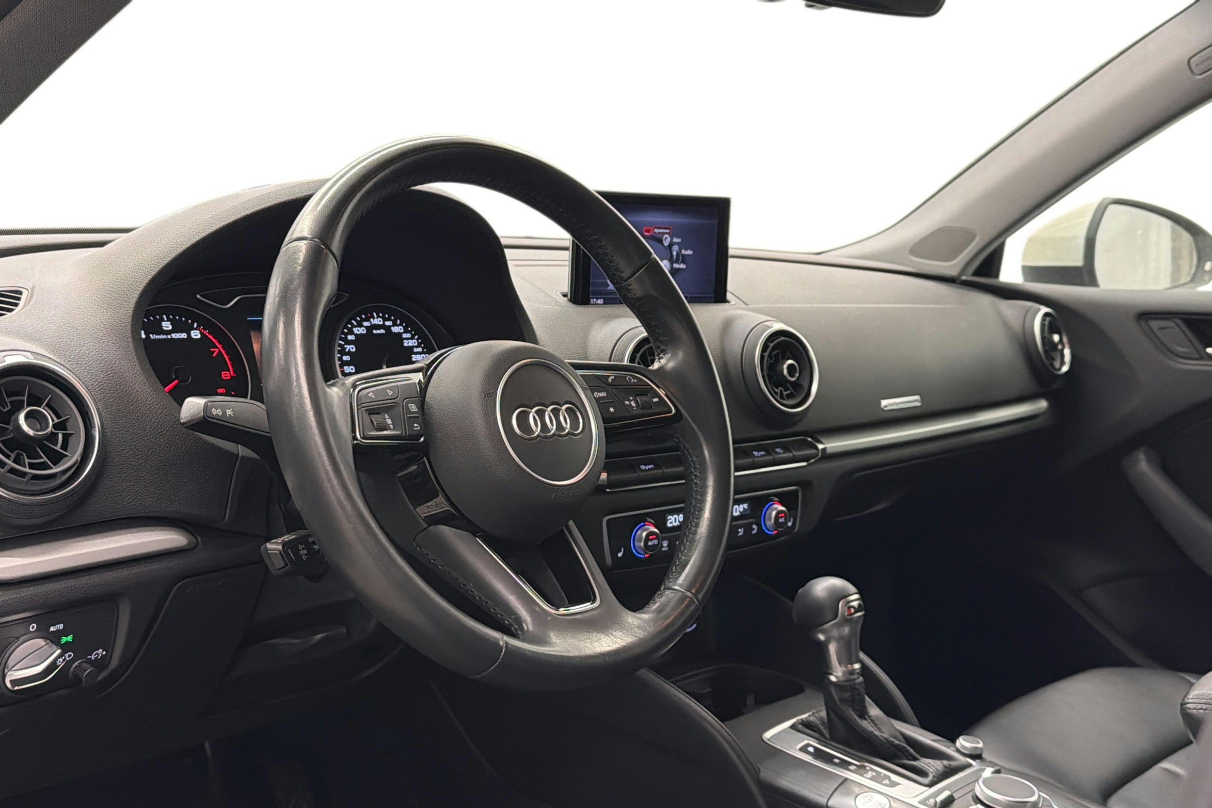 valkoinen Audi A3 2019 kuva 3.