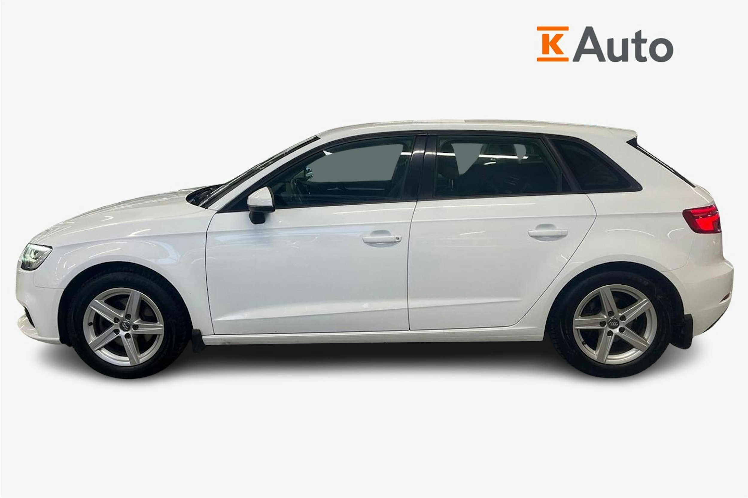 valkoinen Audi A3 2019 kuva 6.