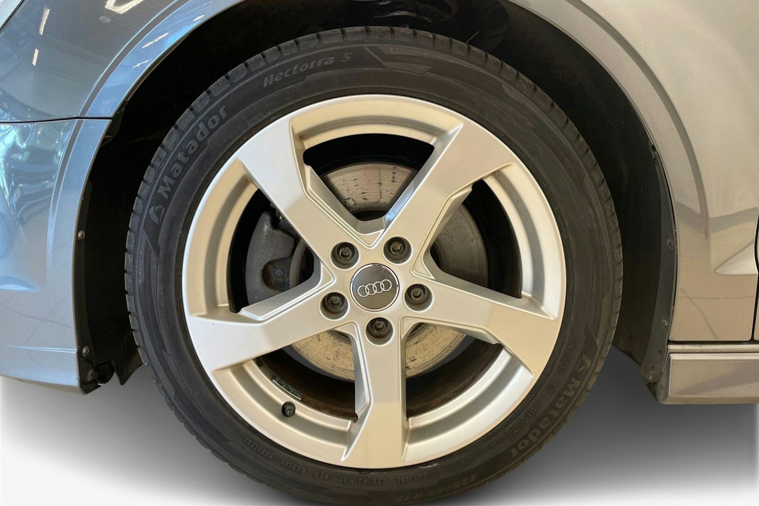 harmaa Audi A3 2020 kuva 11.