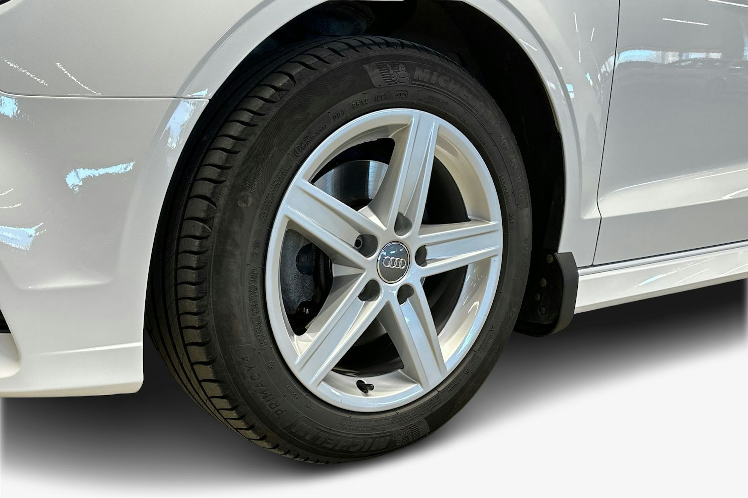 valkoinen Audi A3 2020 kuva 16.