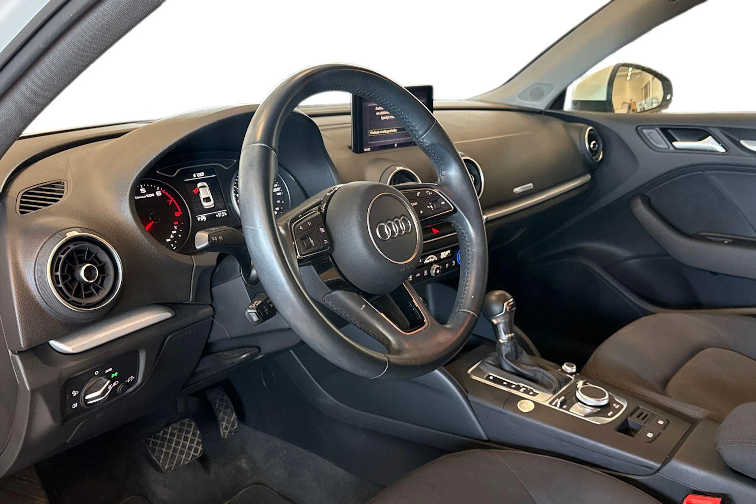 valkoinen Audi A3 2020 kuva 8.