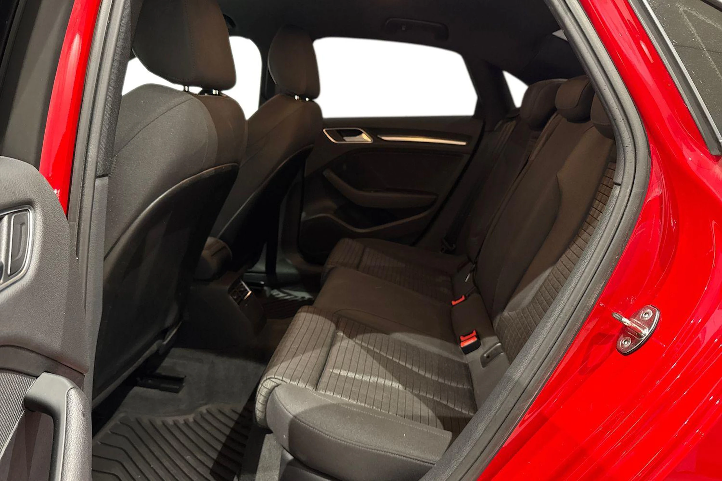 punainen Audi A3 2020 kuva 11.