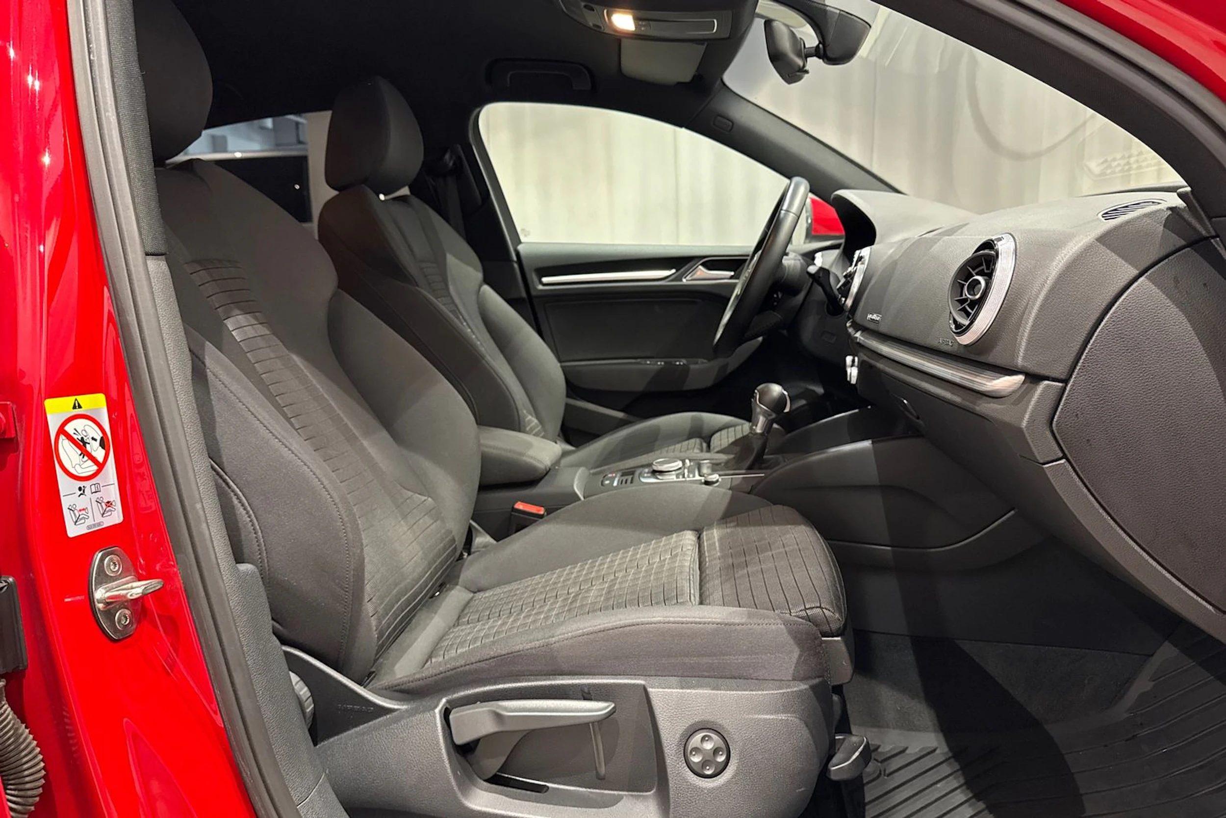 punainen Audi A3 2020 kuva 18.